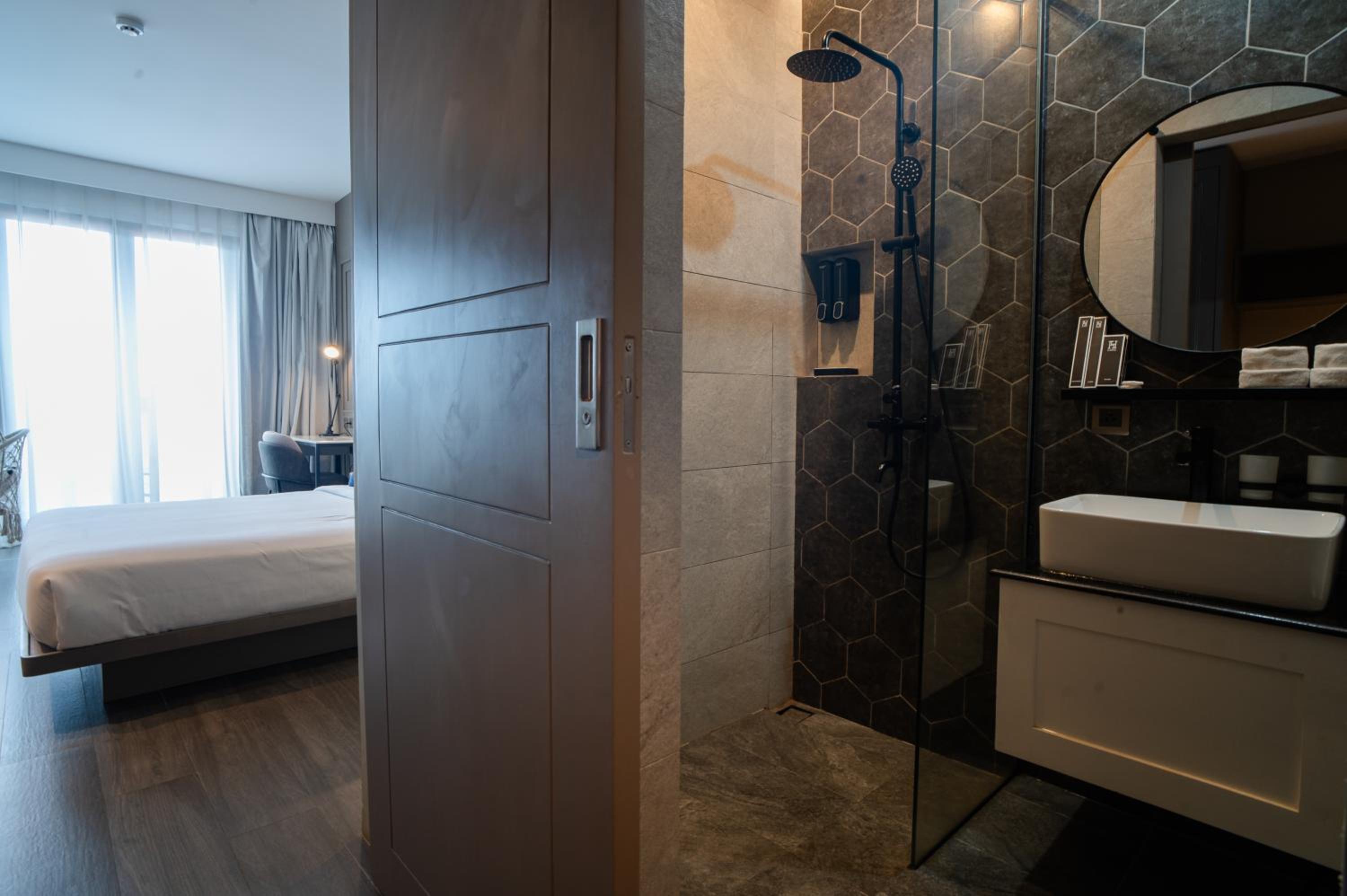 Deluxe Room with Town View - Photo 3