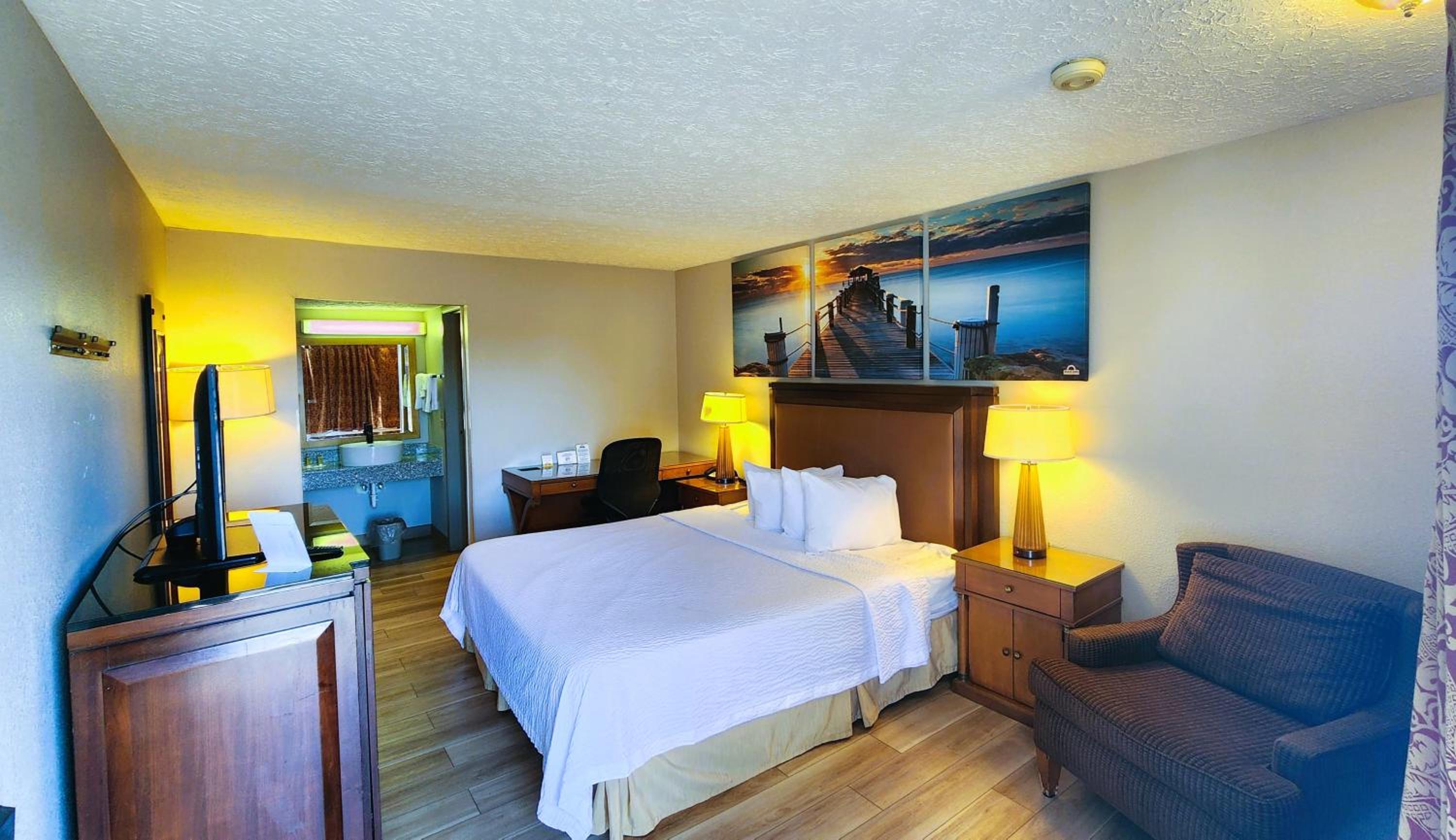Deluxe King Room photo 1