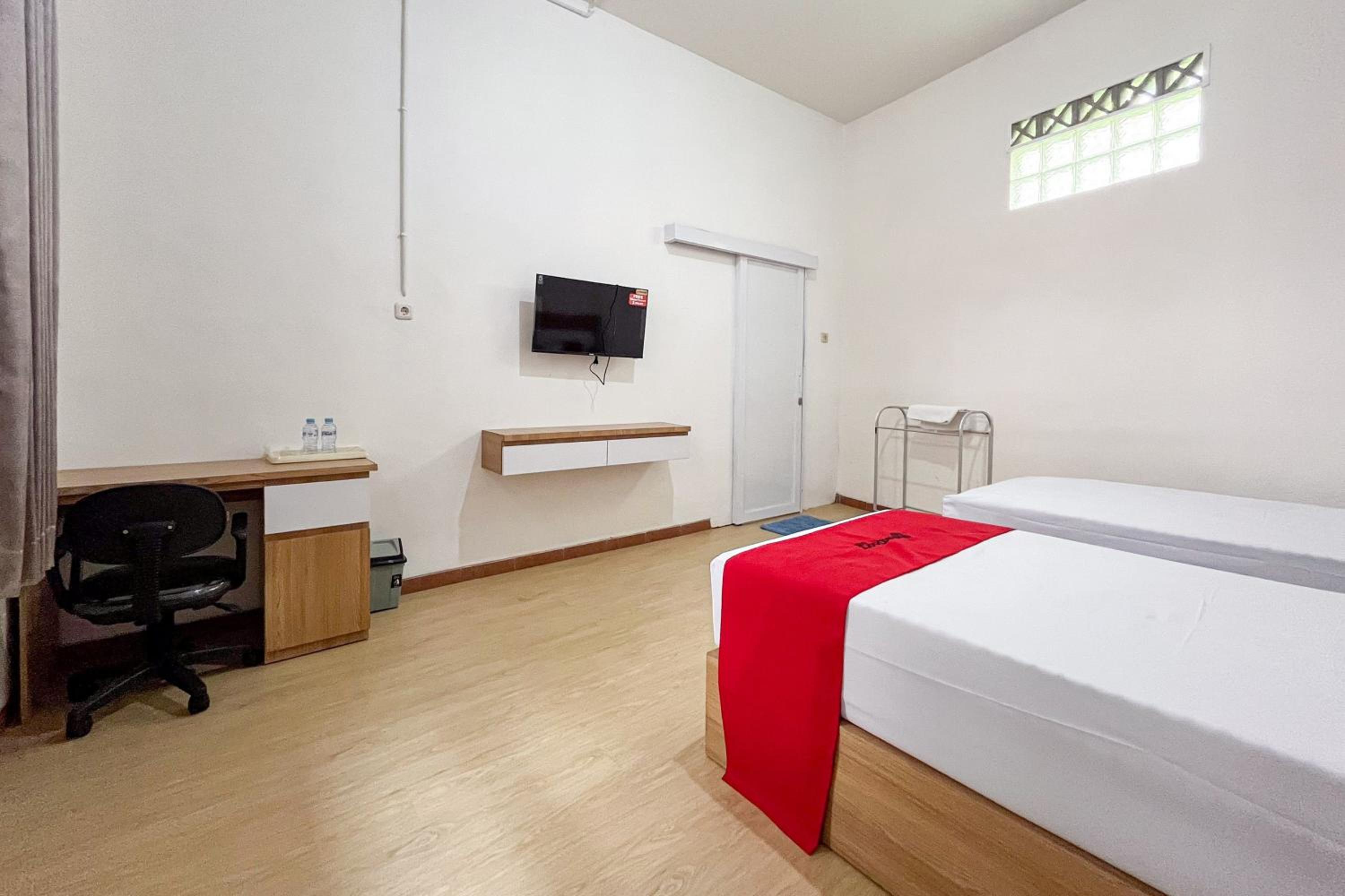 Standard Twin Room - Photo 4