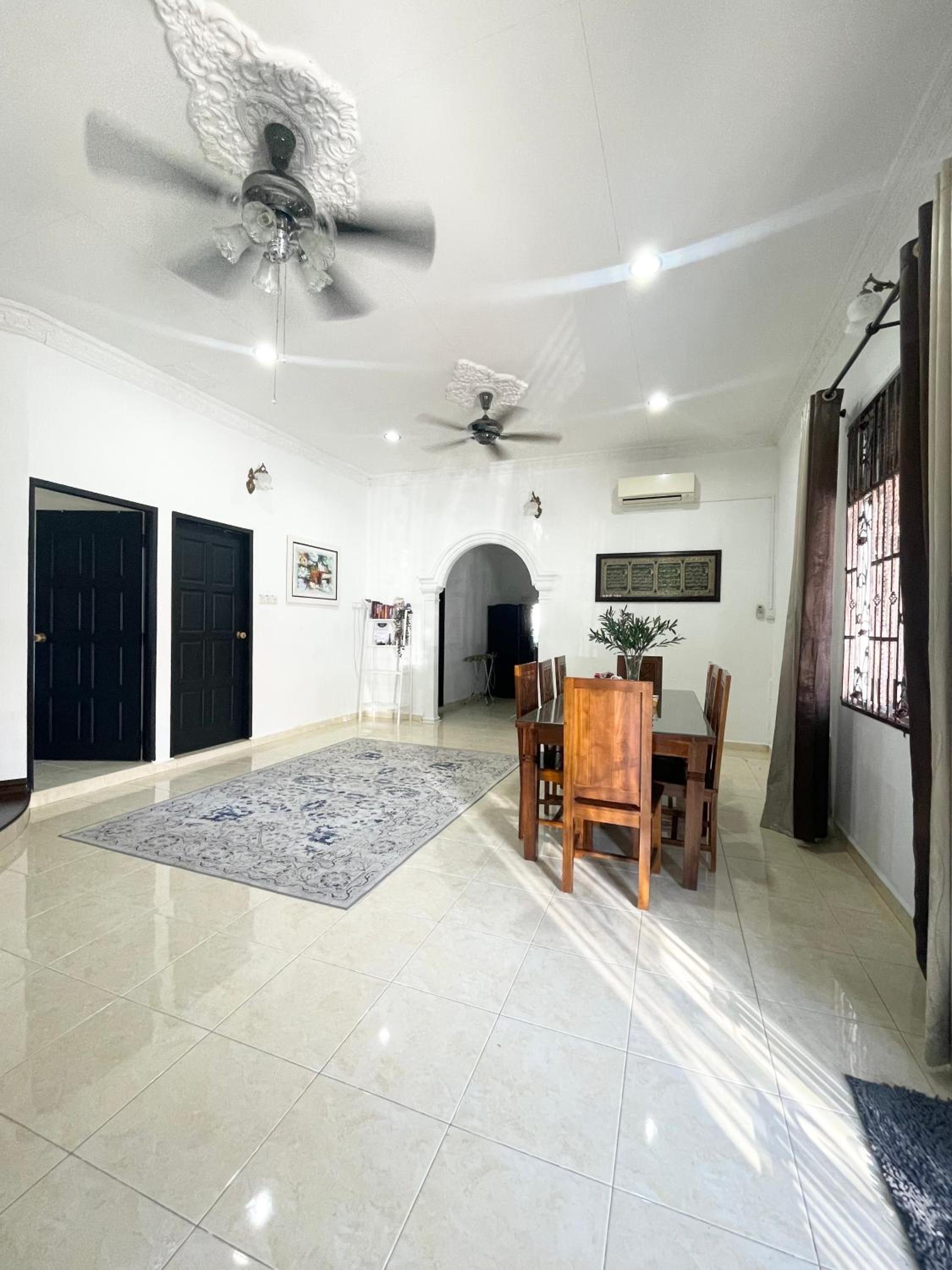 Three-Bedroom House photo 3