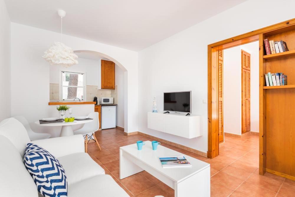 One-Bedroom Apartment with Pool View photo 2