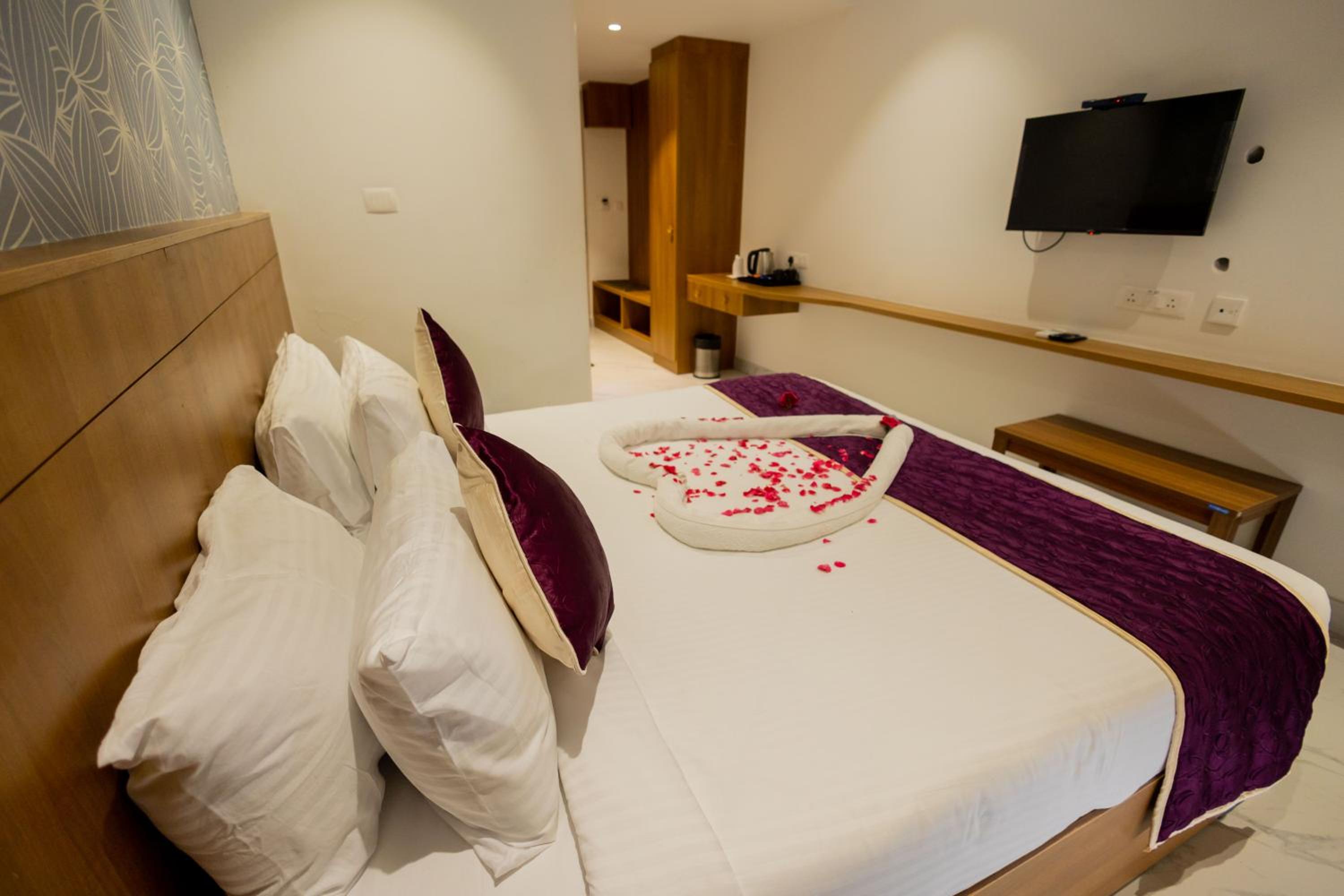 Deluxe Room - Photo 13
