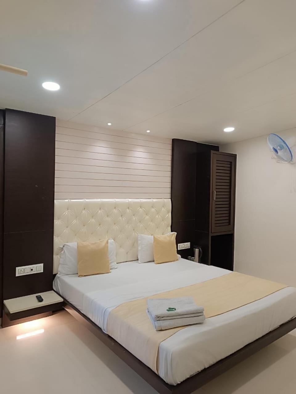 Queen Room with Shared Bathroom photo 3