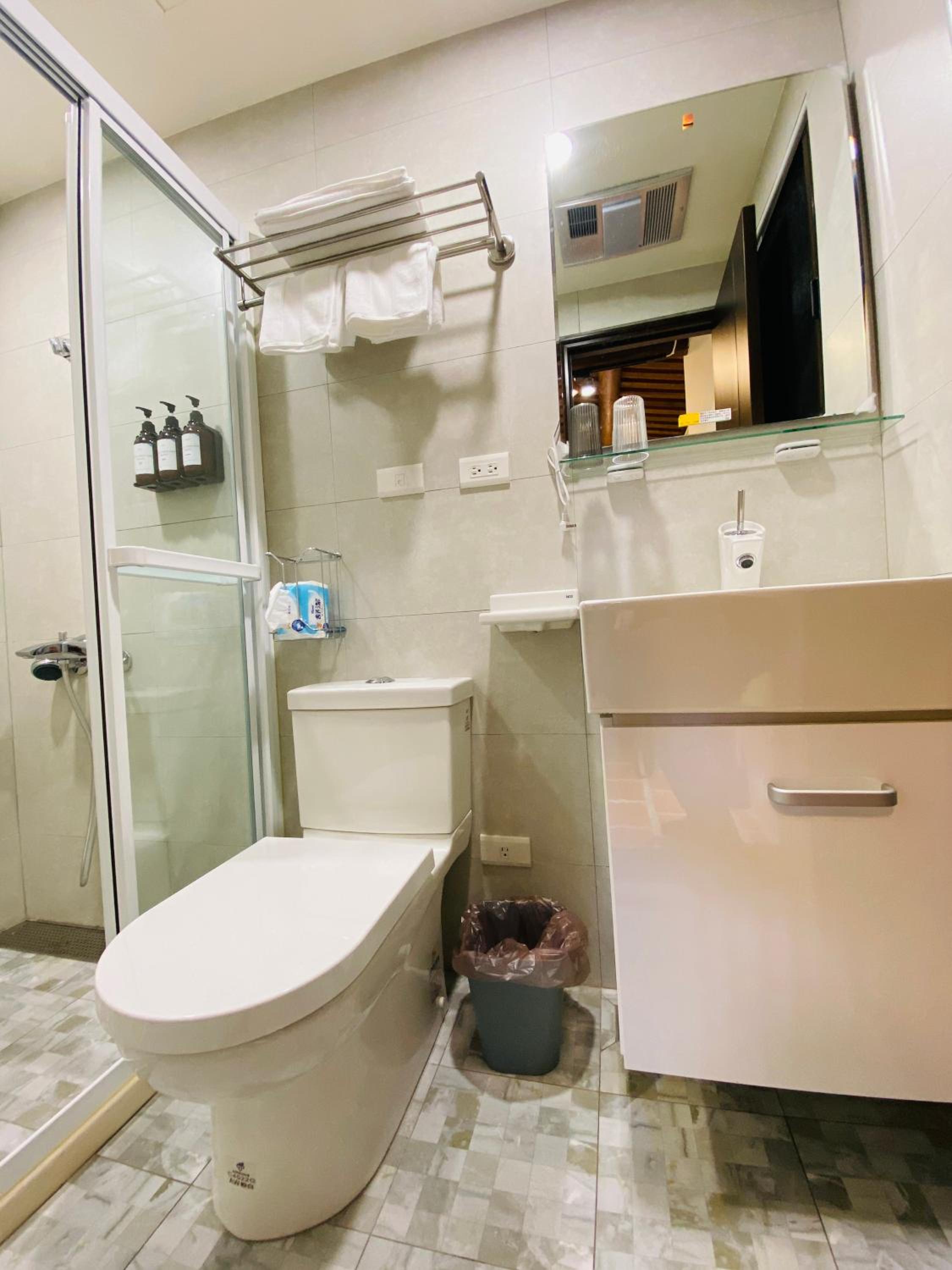 Twin Room with Private Bathroom photo 2