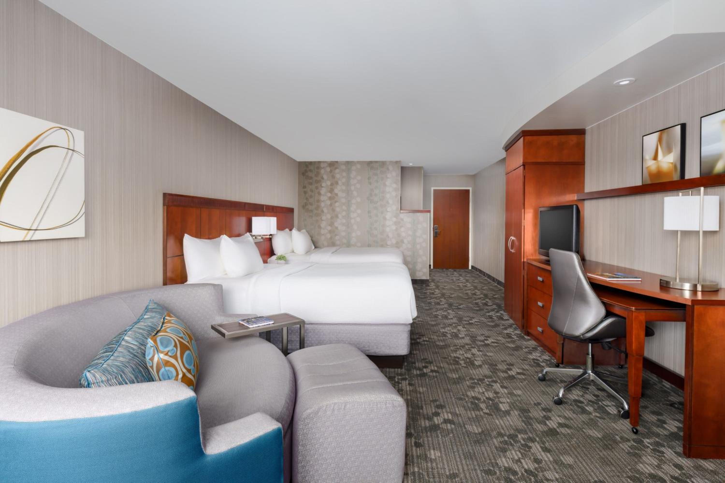 Queen Room with Two Queen Beds and Adapted Tub - Mobility Accessible - Photo 4