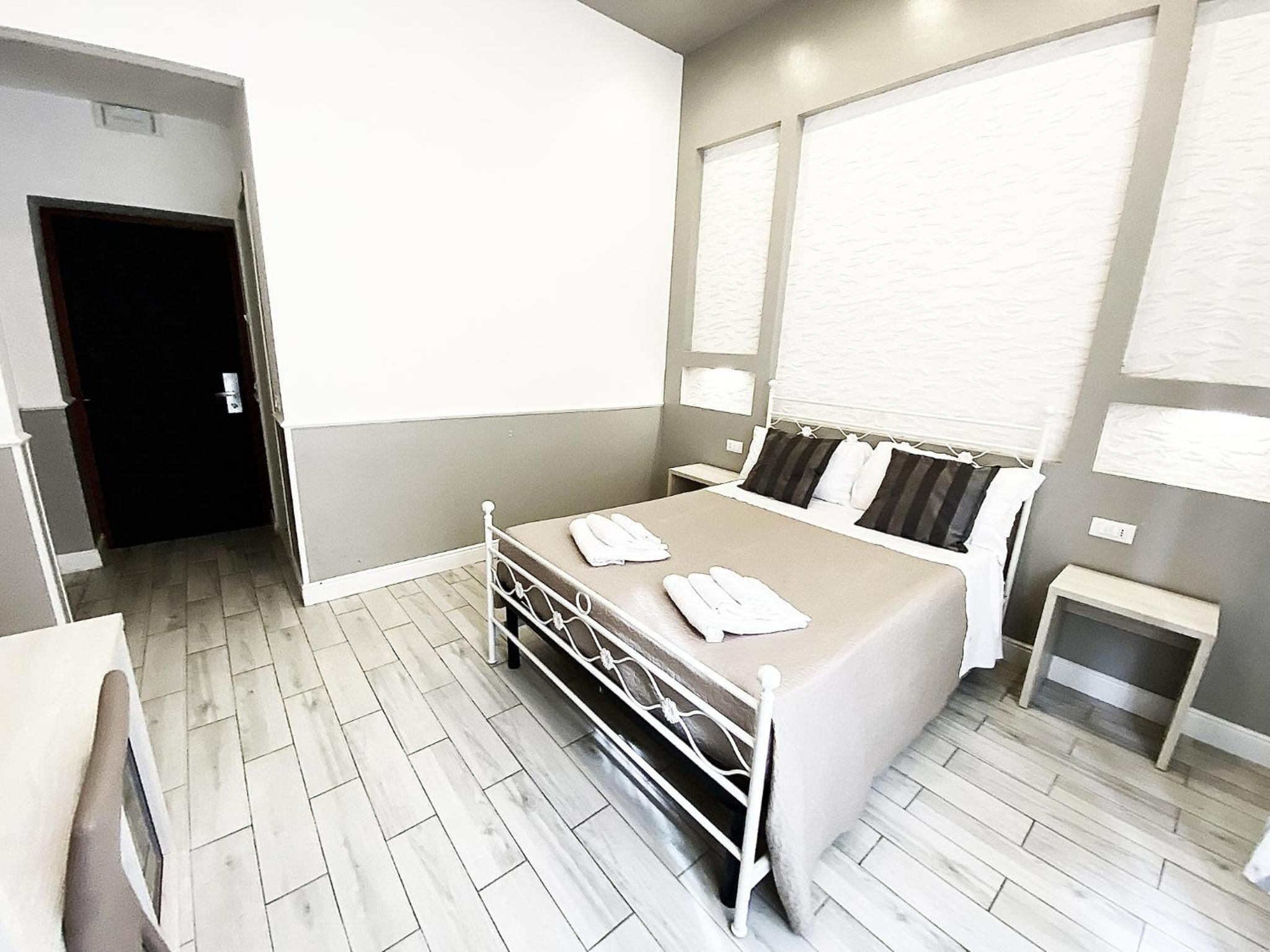 Deluxe Double Room thumbnail 6