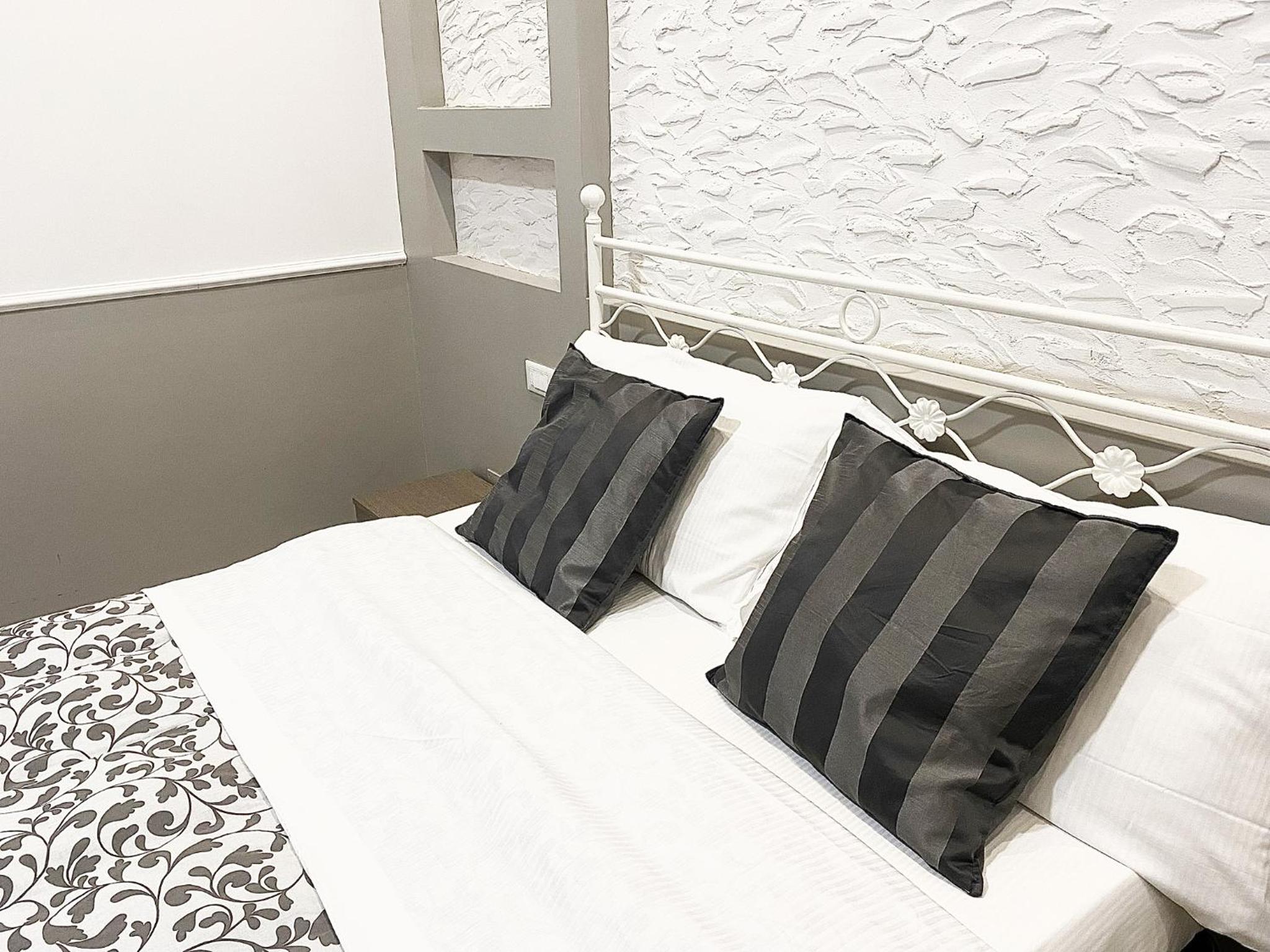 Deluxe Double Room thumbnail 5