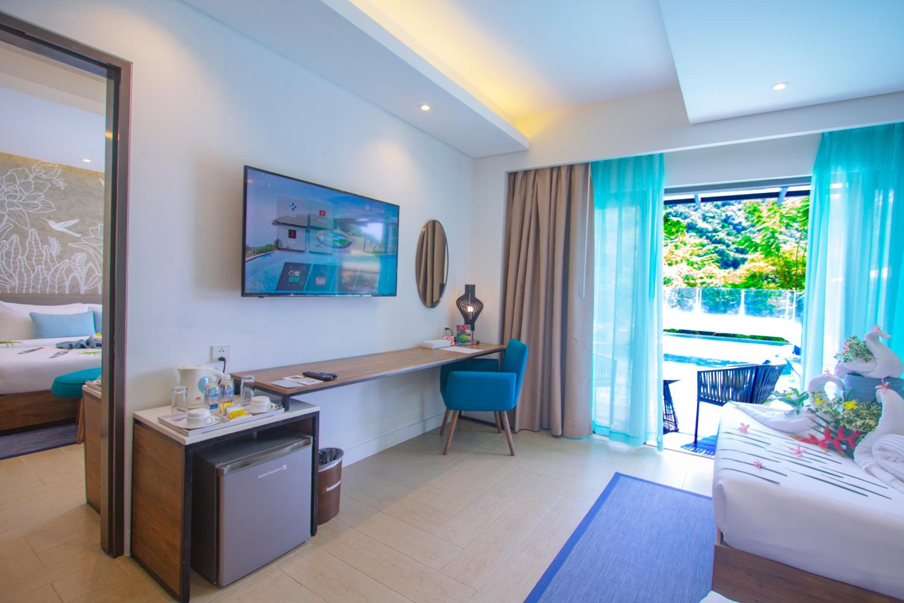 Premier Grand Connecting Room with Pool Access - Photo 2