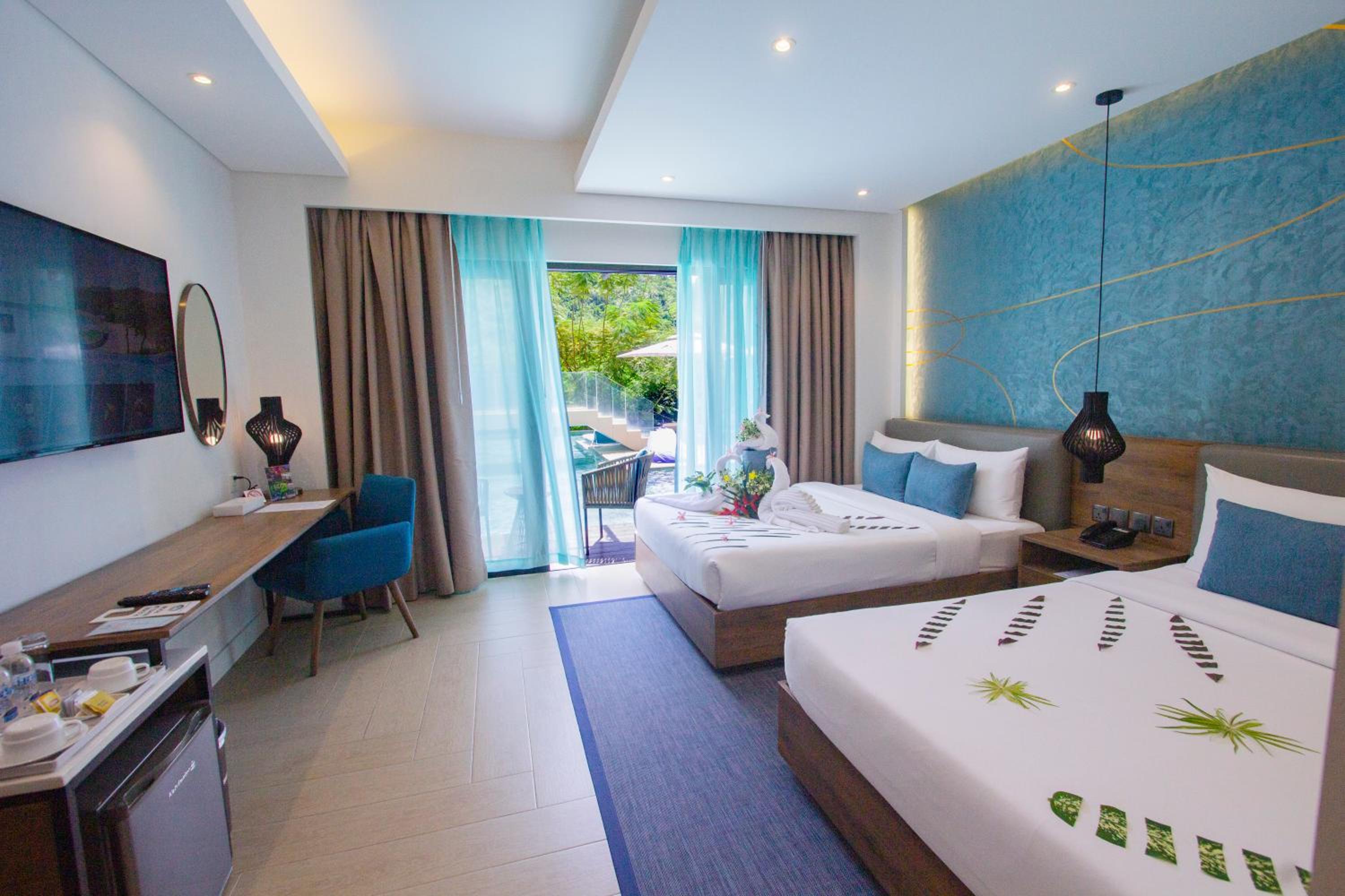 Premier Grand Connecting Room with Pool Access - Photo 3