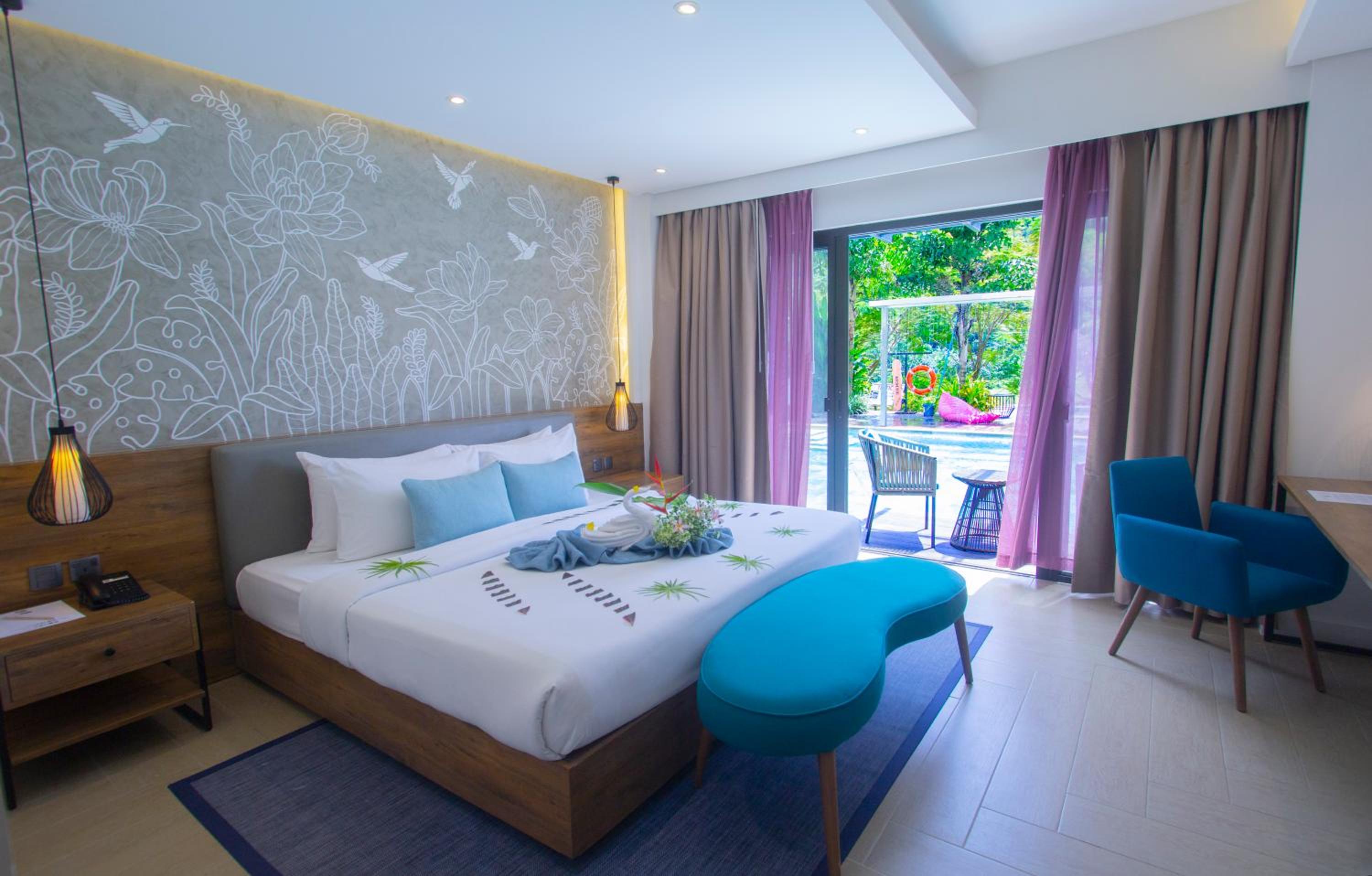 Premier Grand Connecting Room with Pool Access - Photo 4