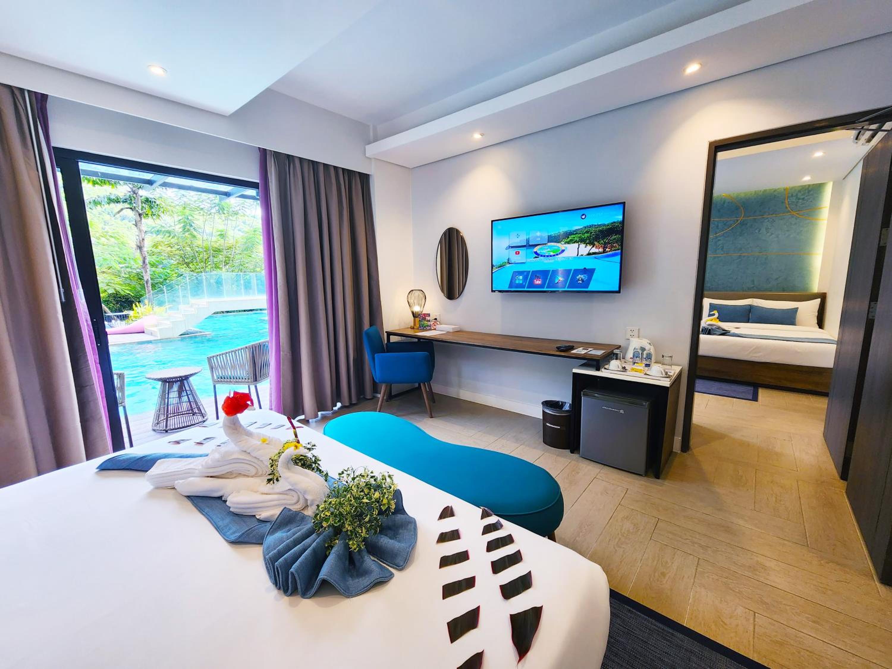 Premier Grand Connecting Room with Pool Access - Photo 1