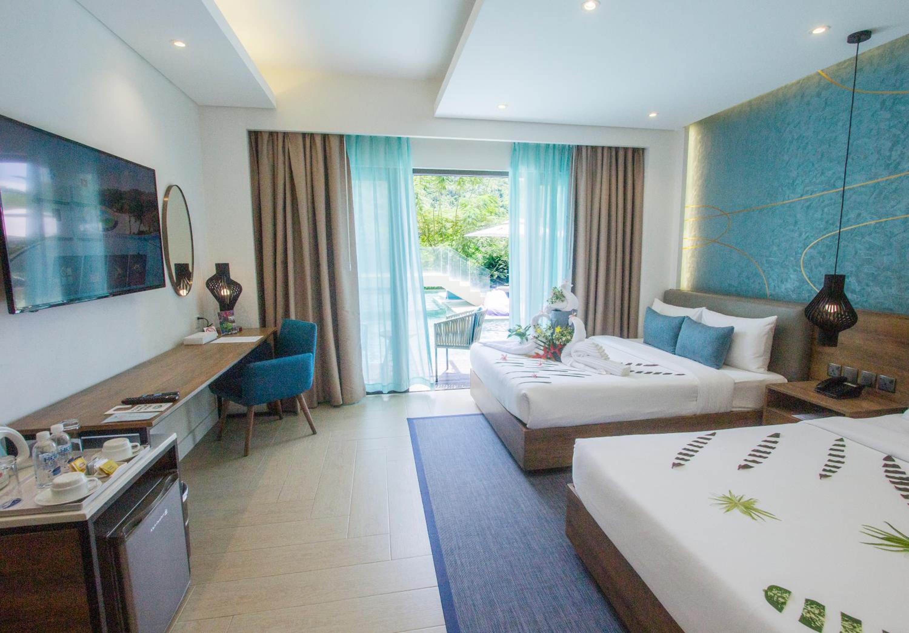 Premier Grand with Pool Access - Photo 2
