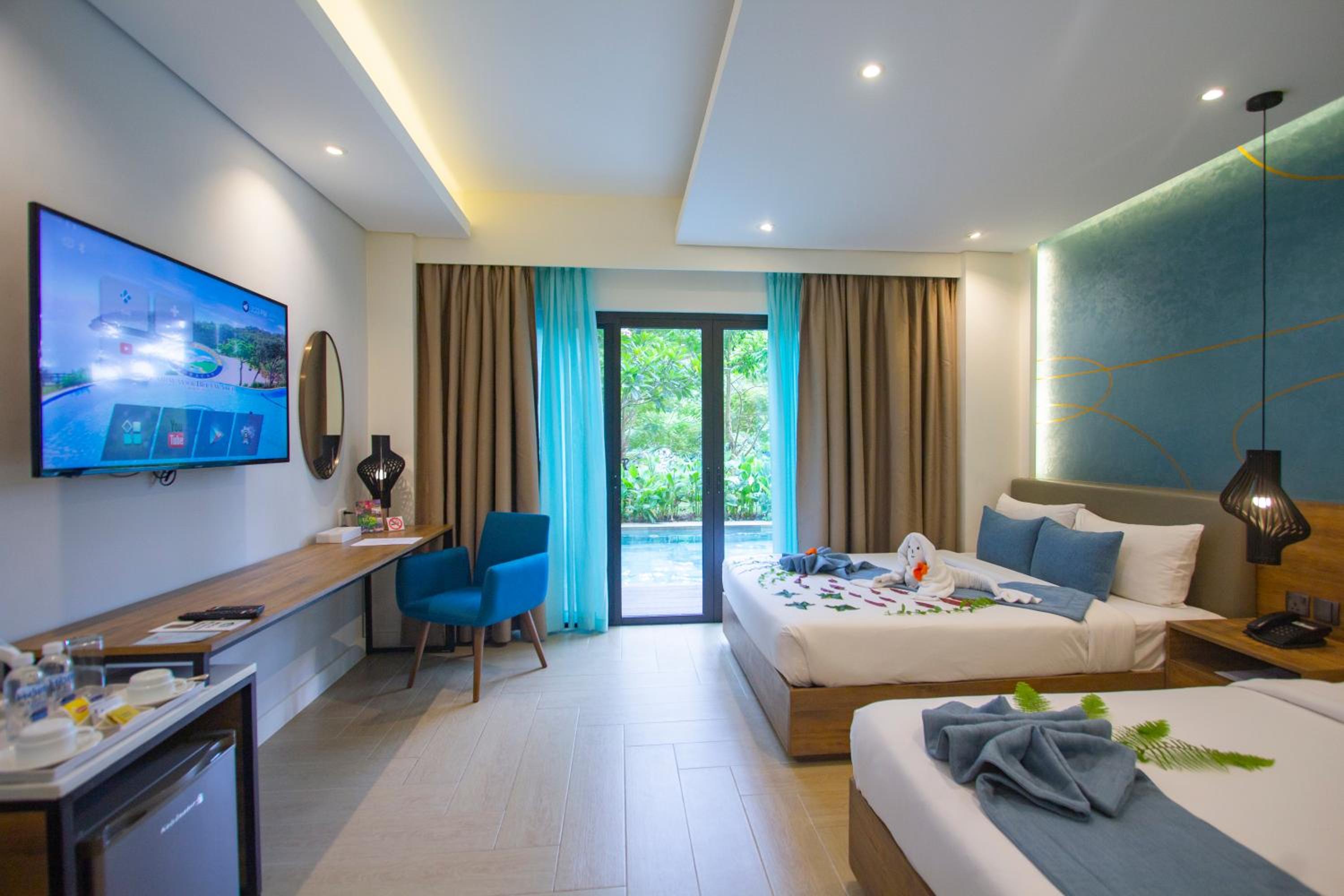 Premier Grand with Pool Access - Photo 4