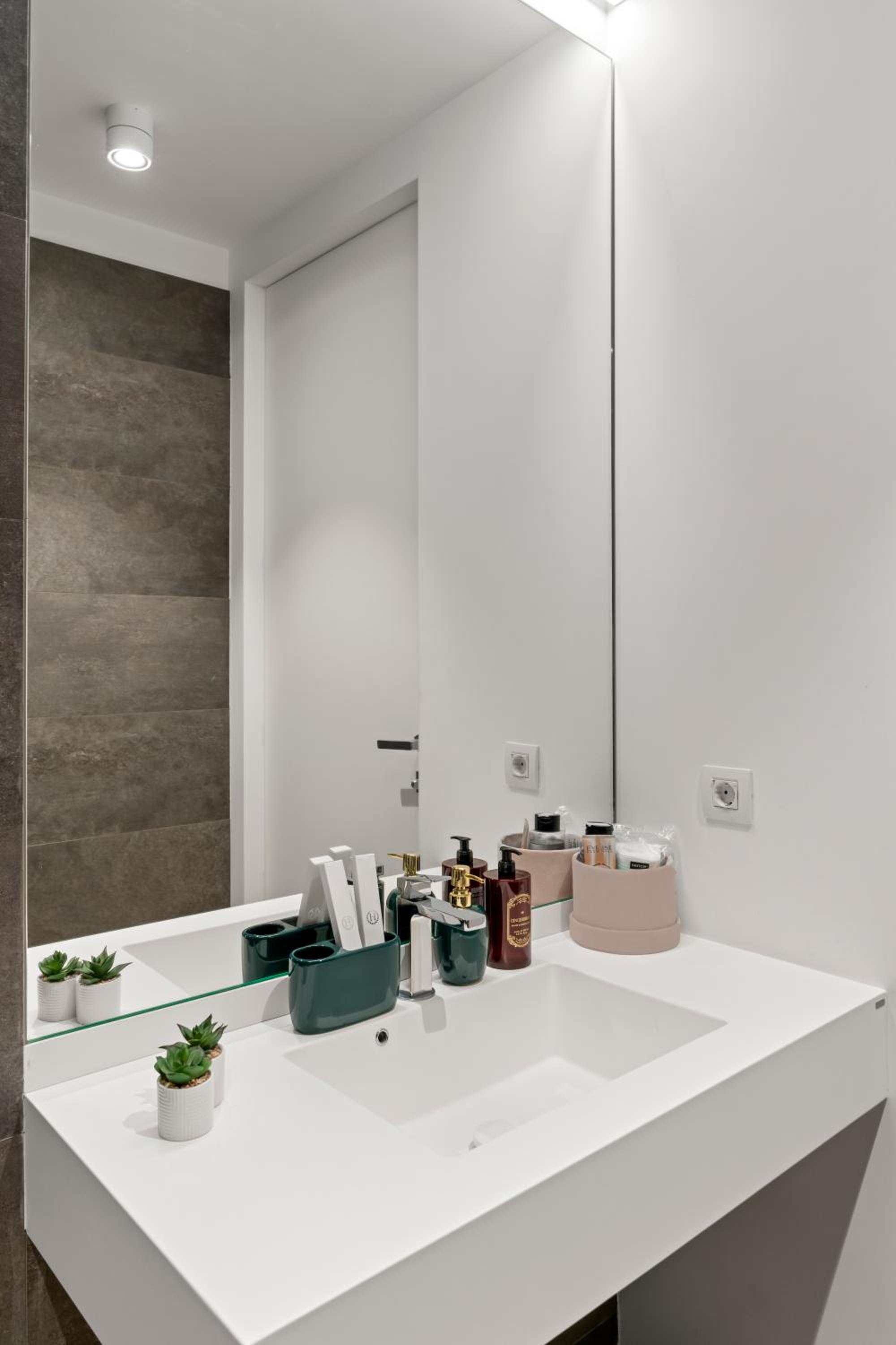 One-Bedroom Apartment - Photo 6