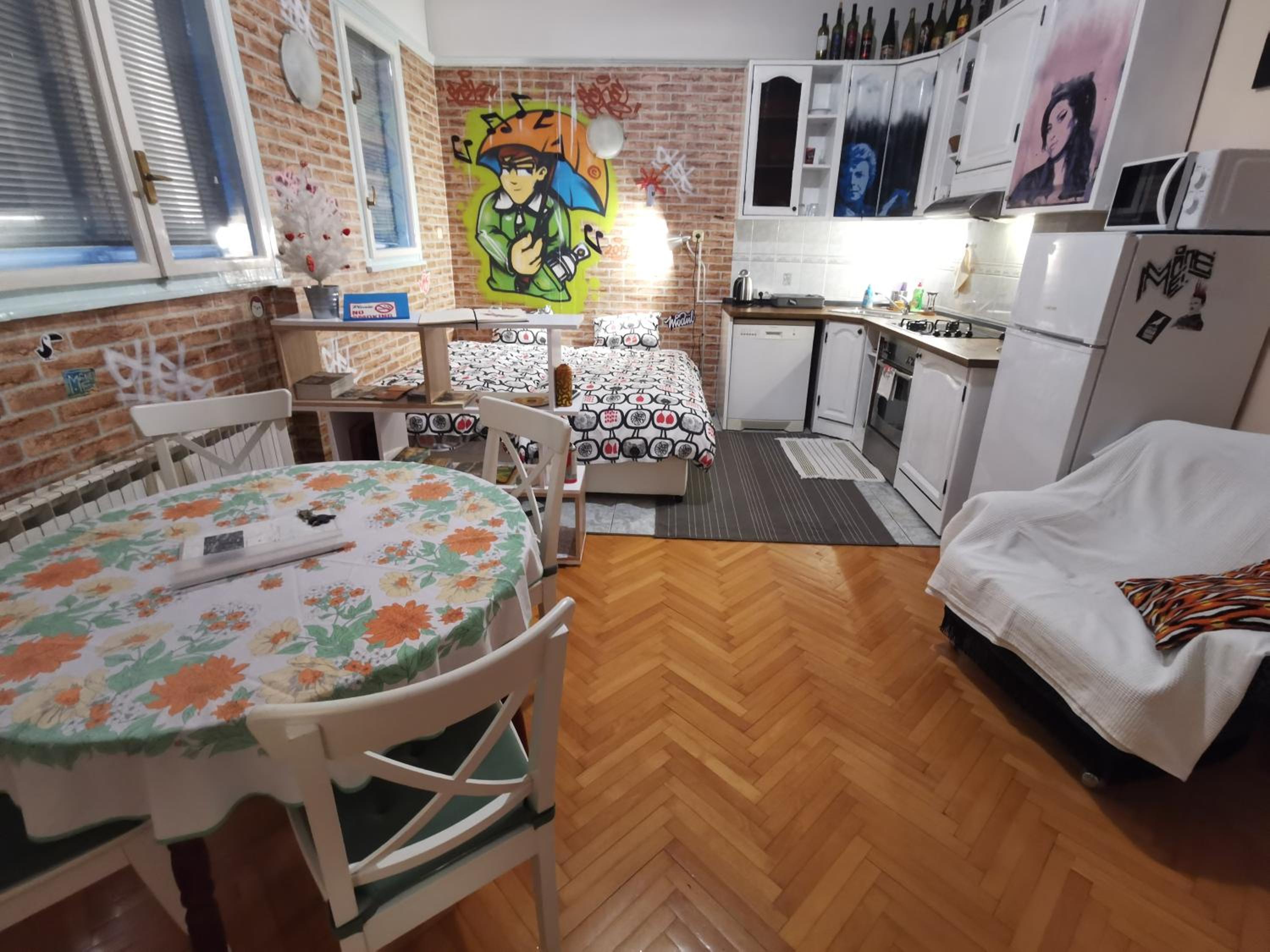 Suite - Photo 1