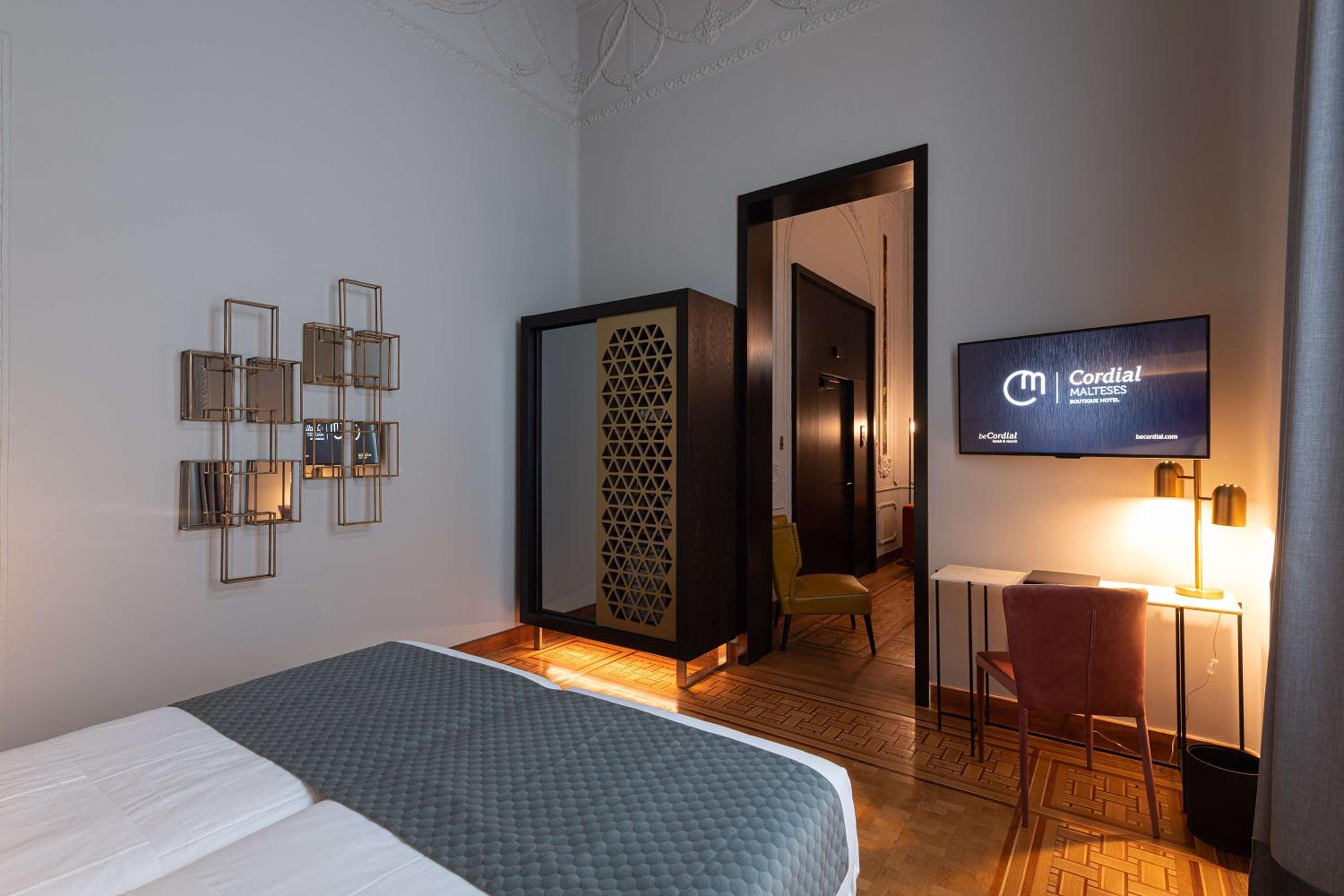 Deluxe Room thumbnail 6