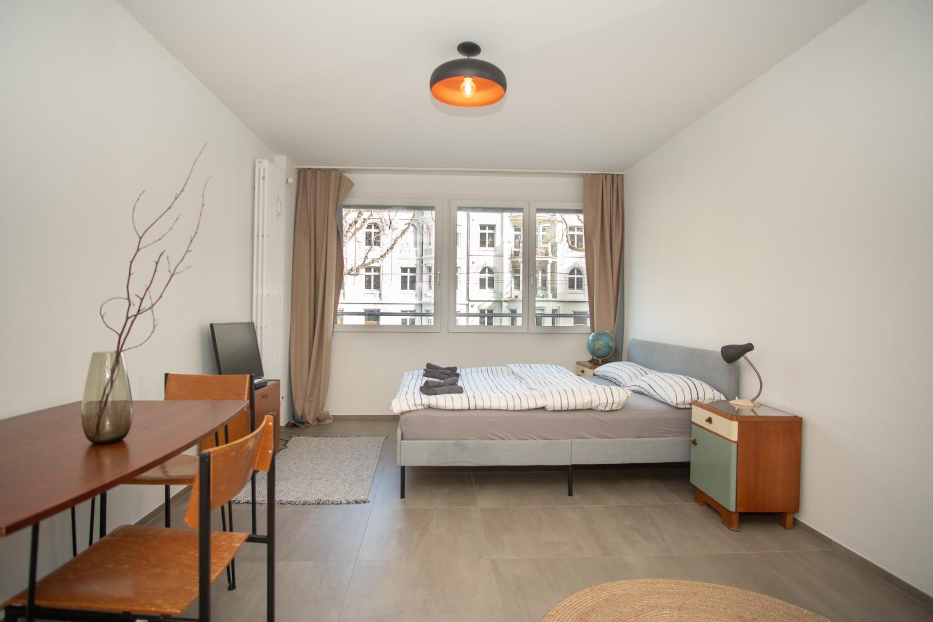One-Bedroom Apartment photo 1