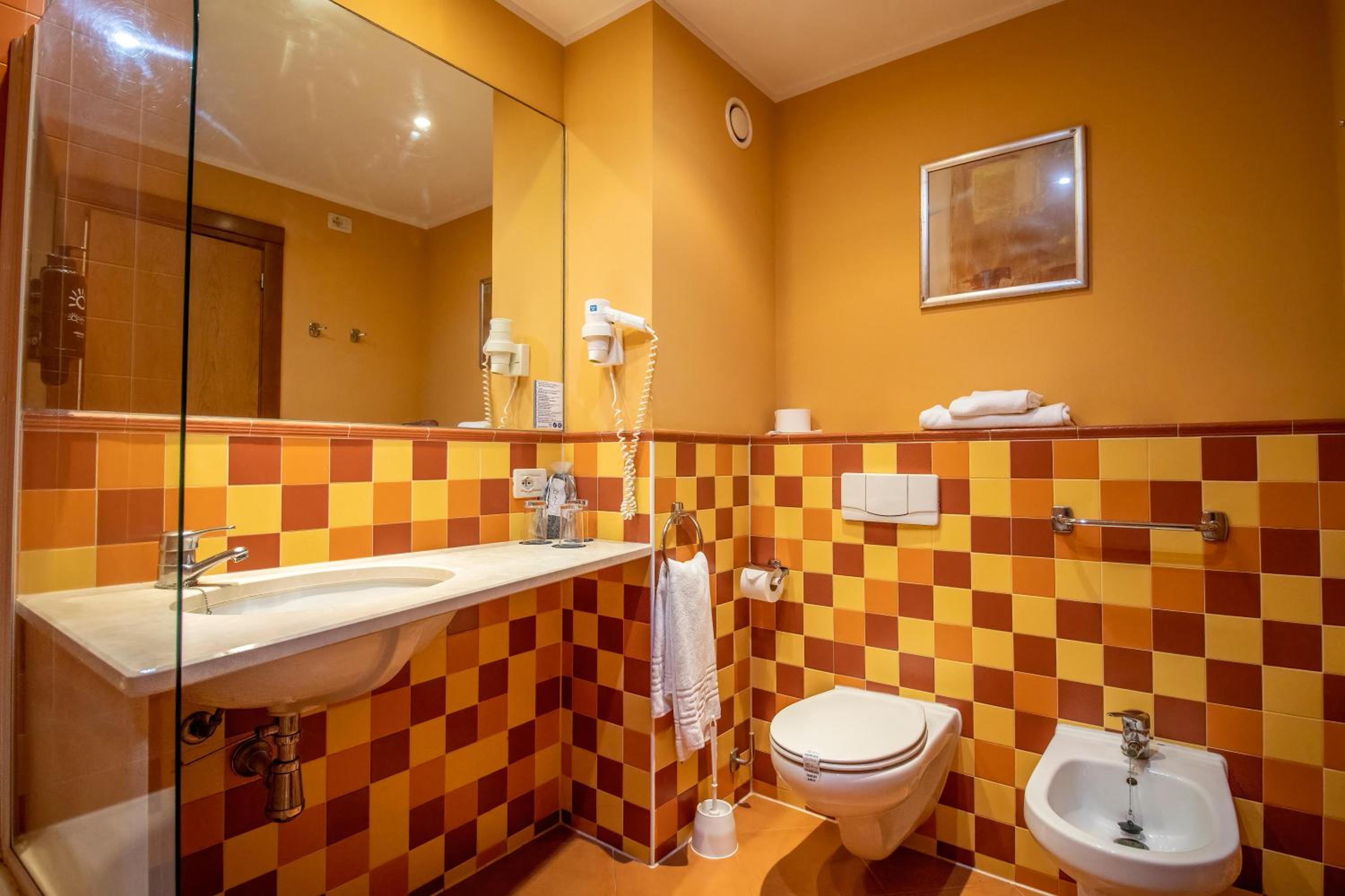 Double Room (3 Adults) - Photo 2