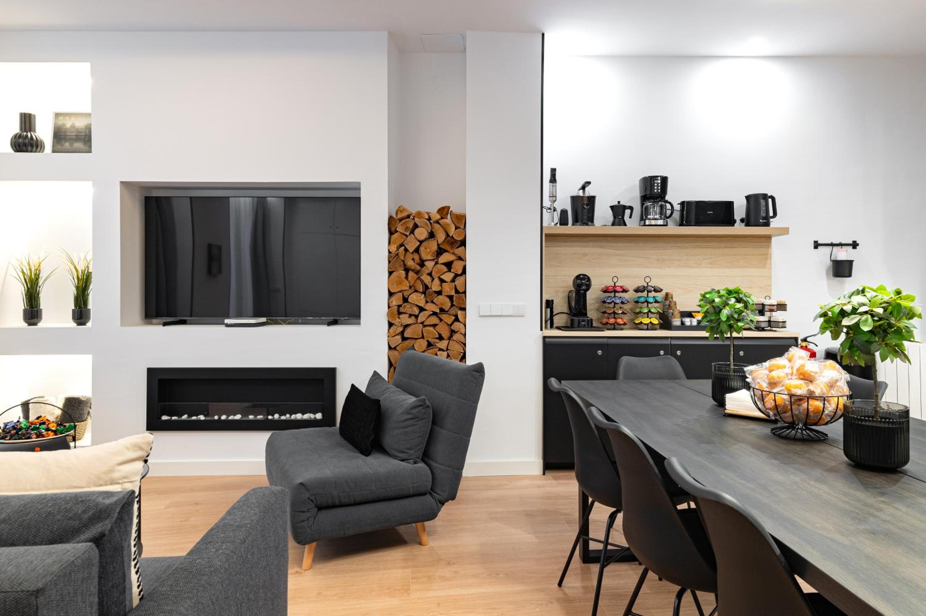 Three-Bedroom Apartment photo 2