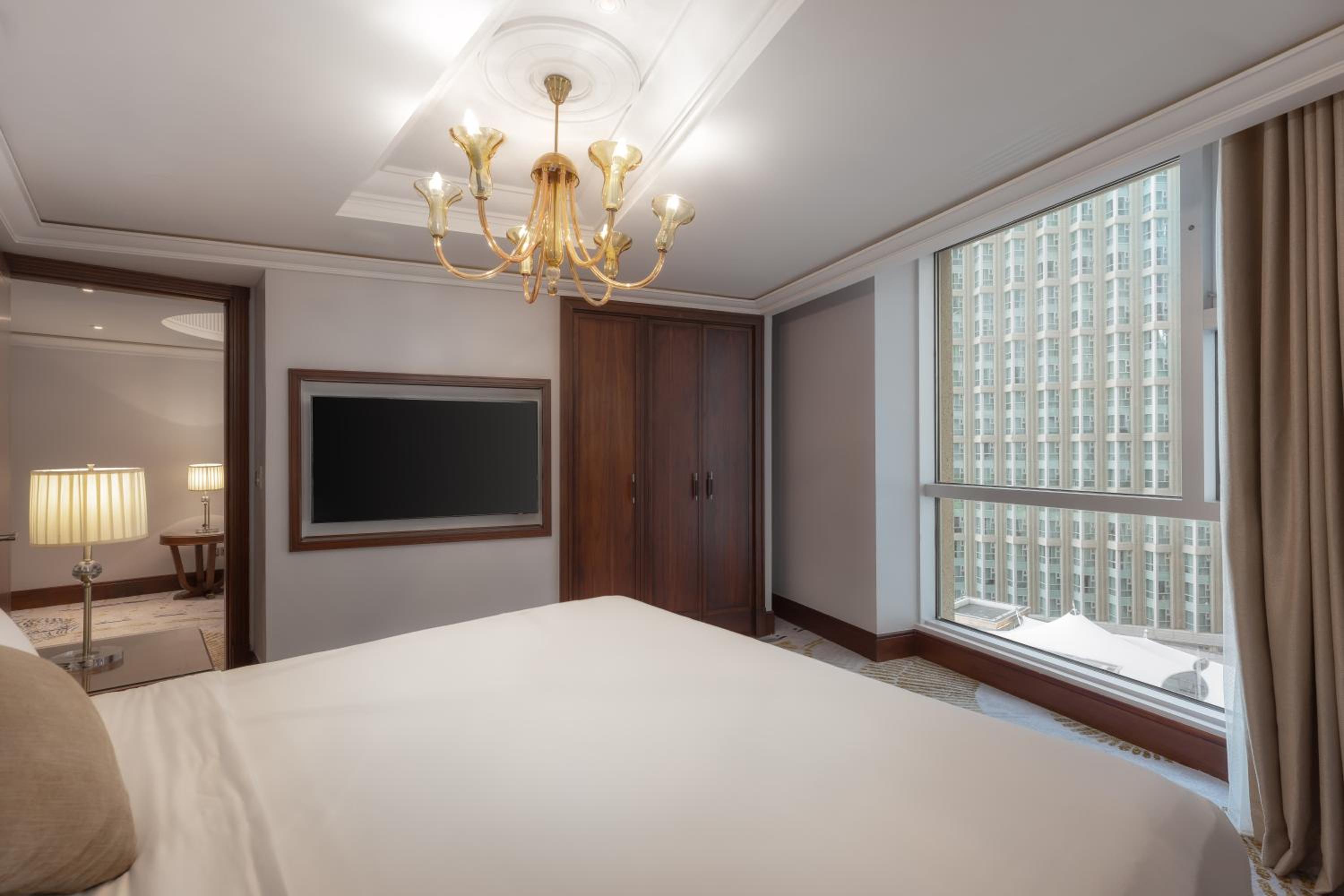 Superior One-Bedroom Suite with City View - Photo 8
