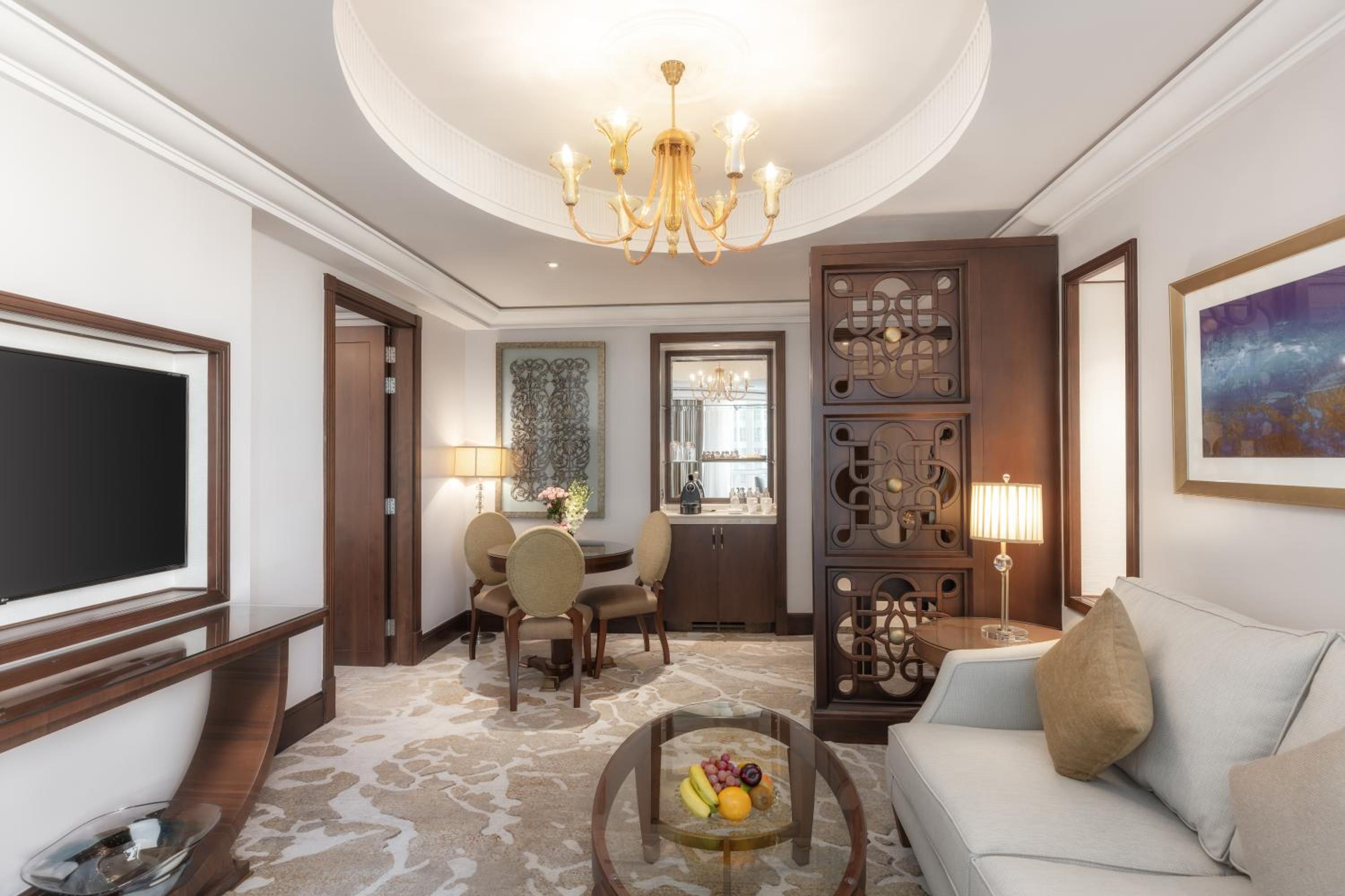 Superior One-Bedroom Suite with City View - Photo 10