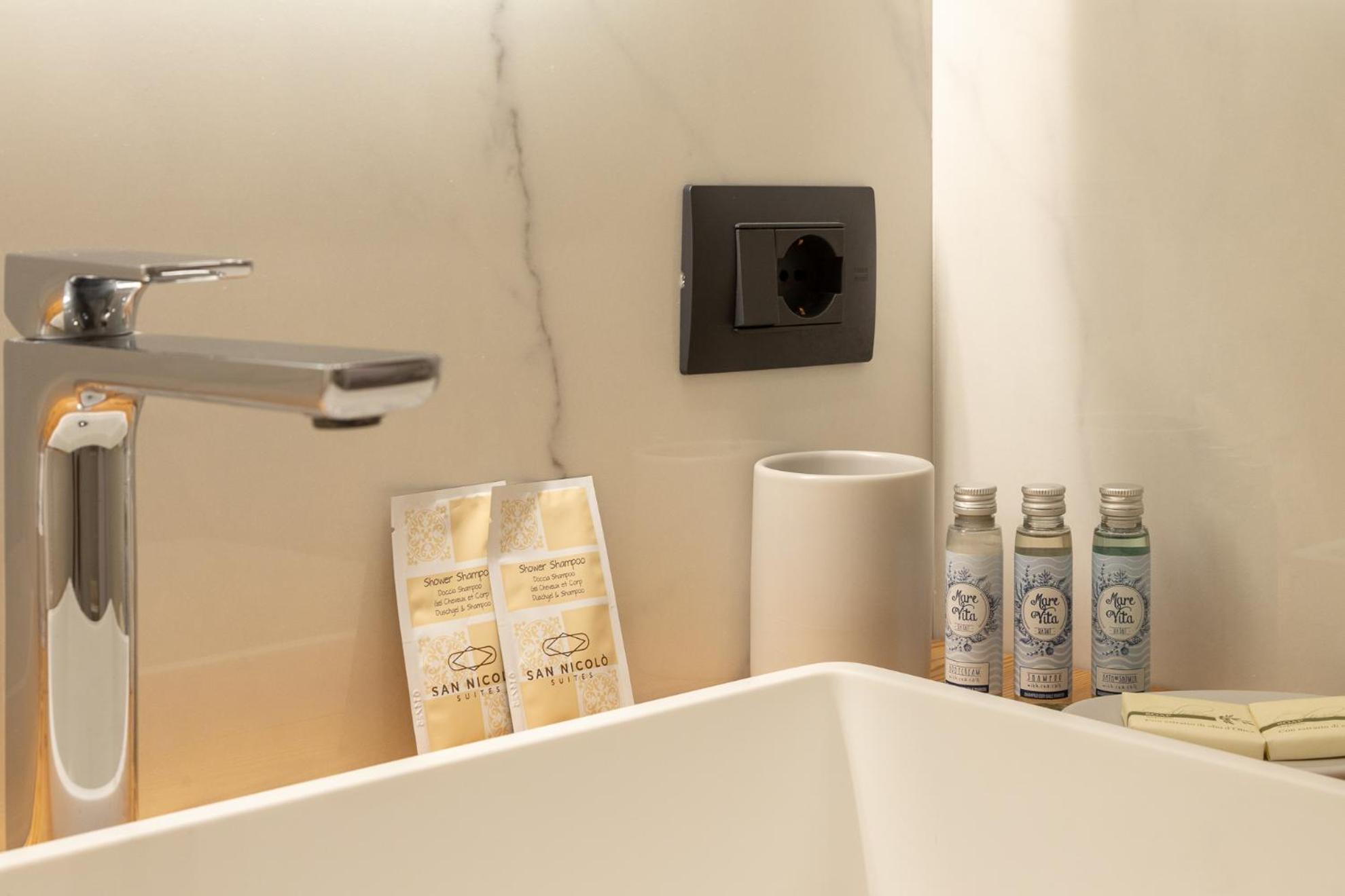 Deluxe Suite - Photo 12