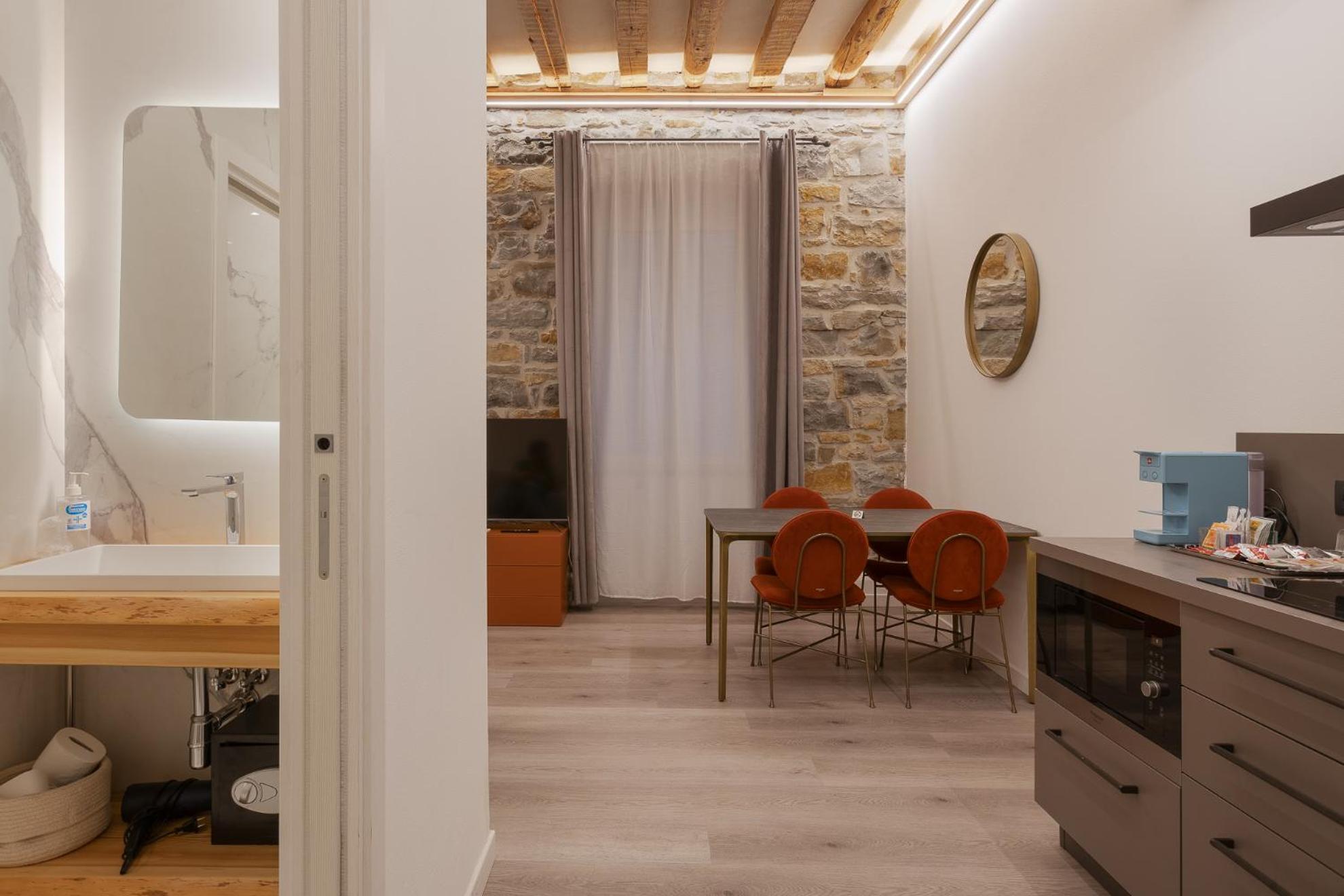 Deluxe Suite - Photo 7