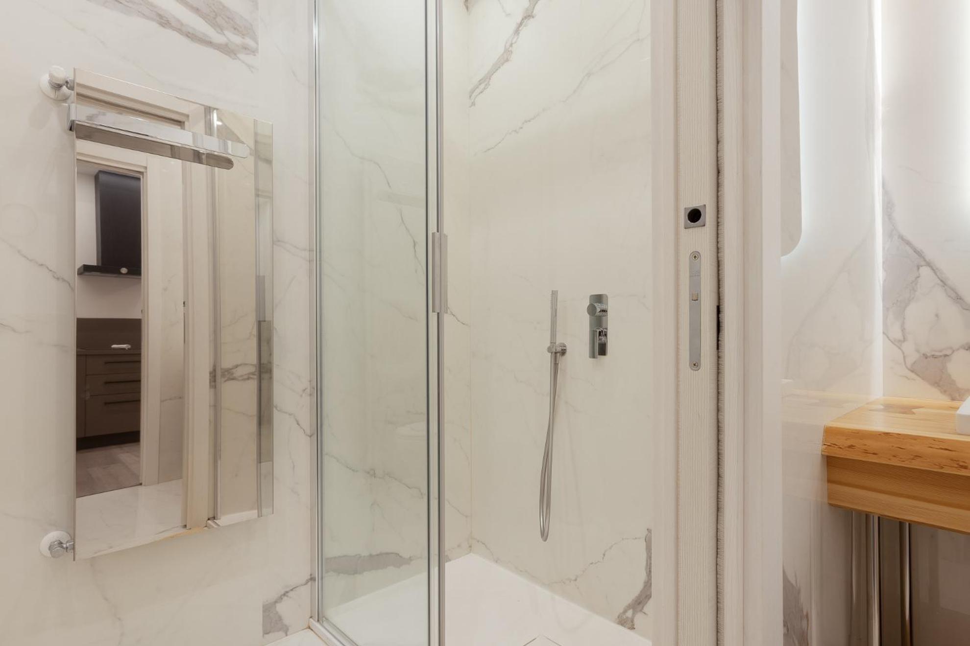 Deluxe Suite - Photo 8