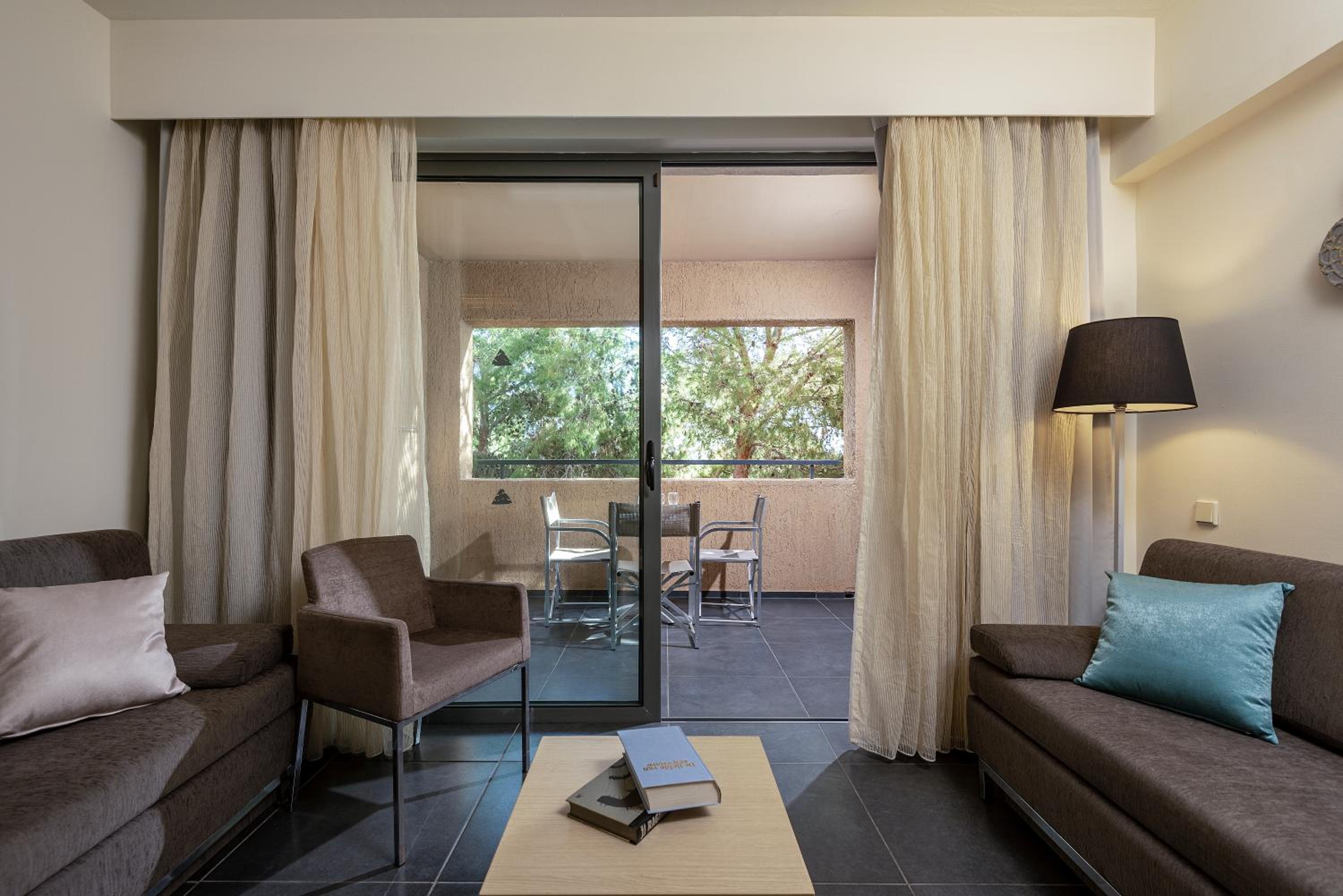 Superior Family Room Sliding Door Inland View photo 2