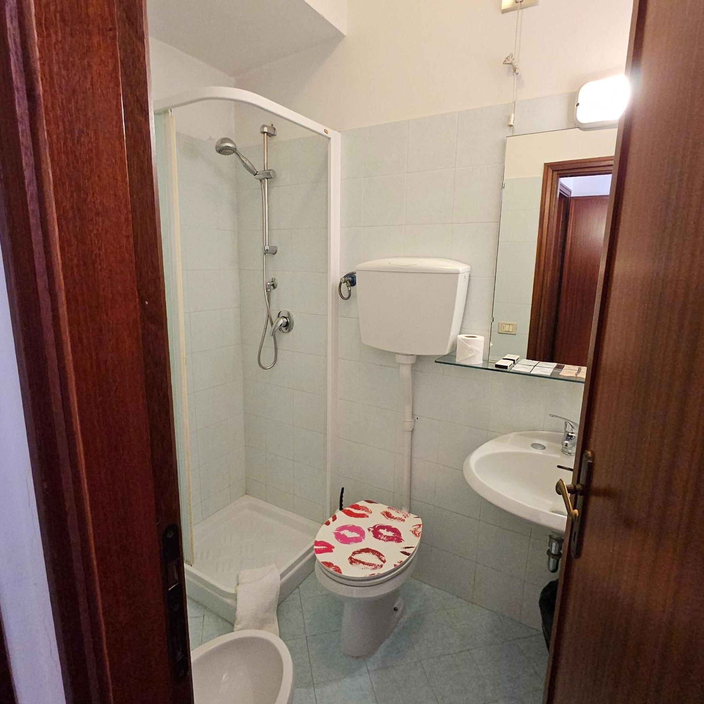 Double Room - Photo 5