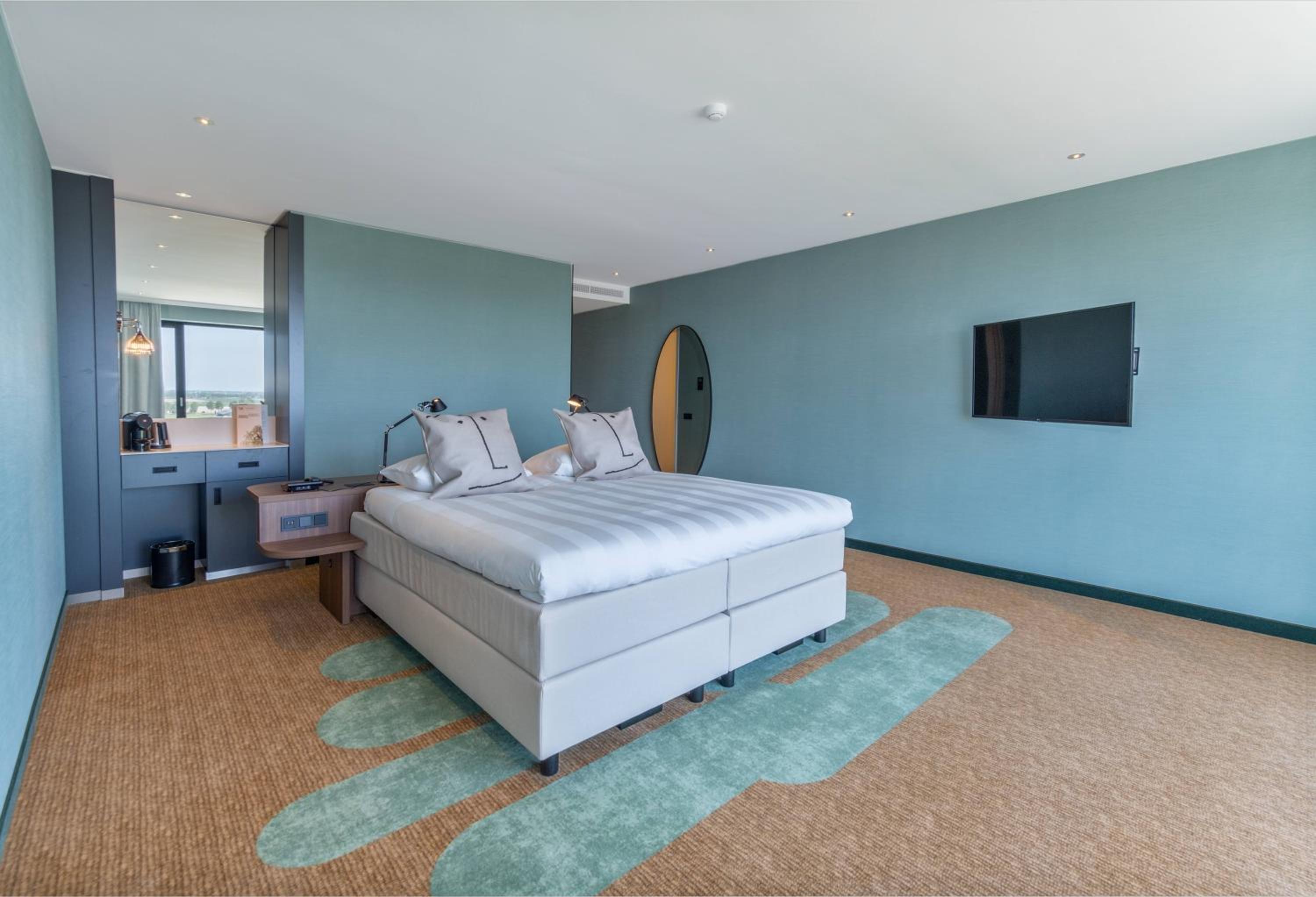 Deluxe King Room - Photo 2
