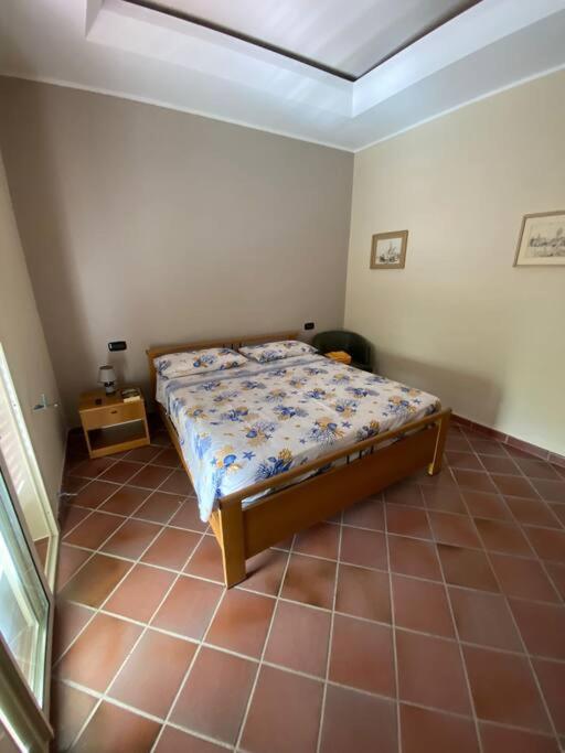 Five-Bedroom House photo 1