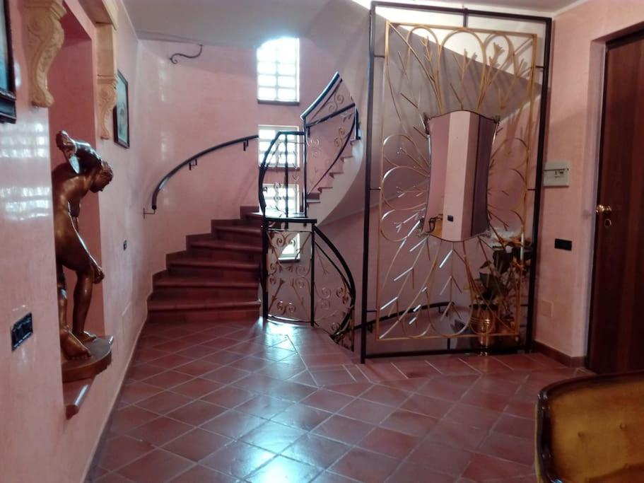 Five-Bedroom House photo 2