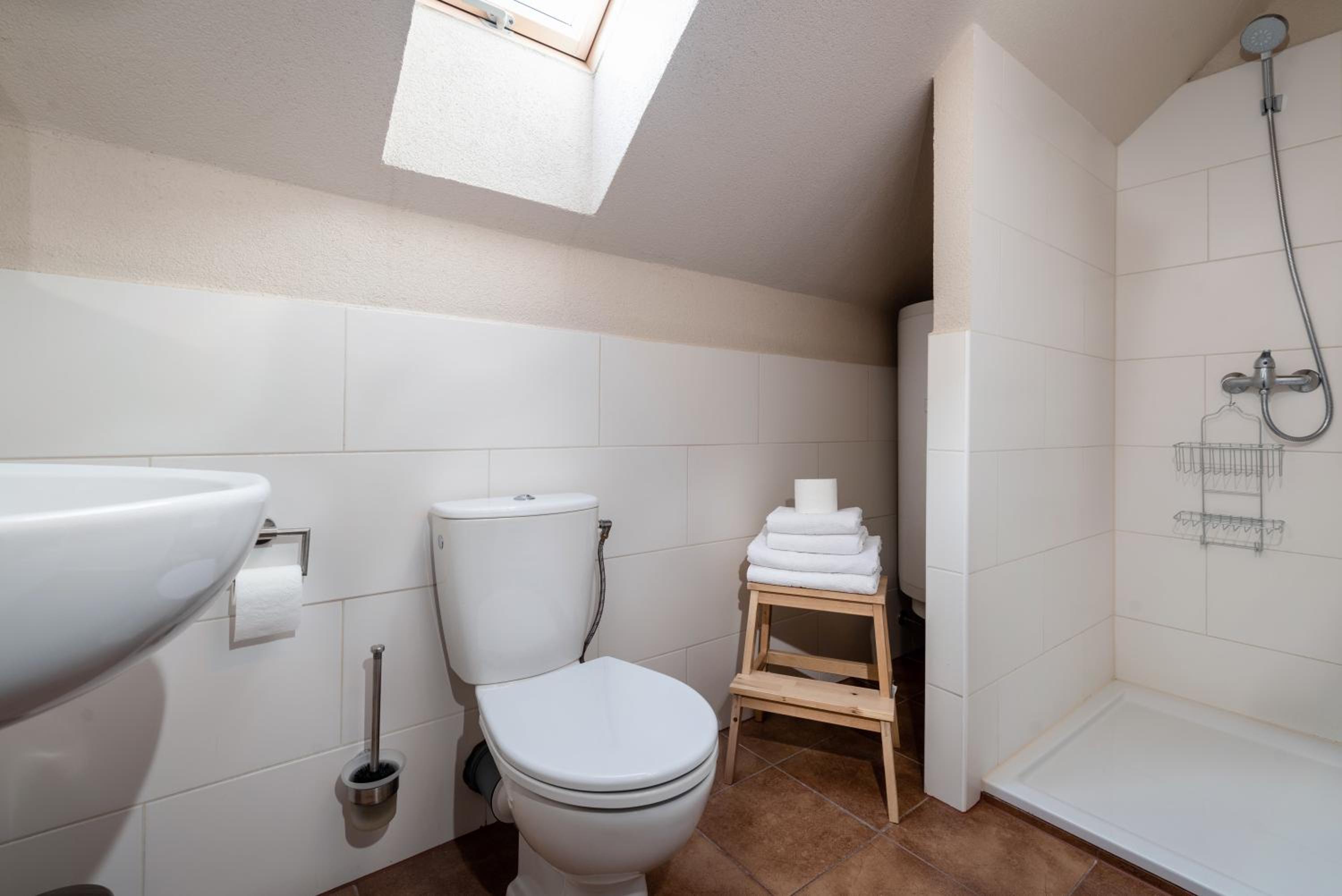 Double Room with Balcony - Photo 3