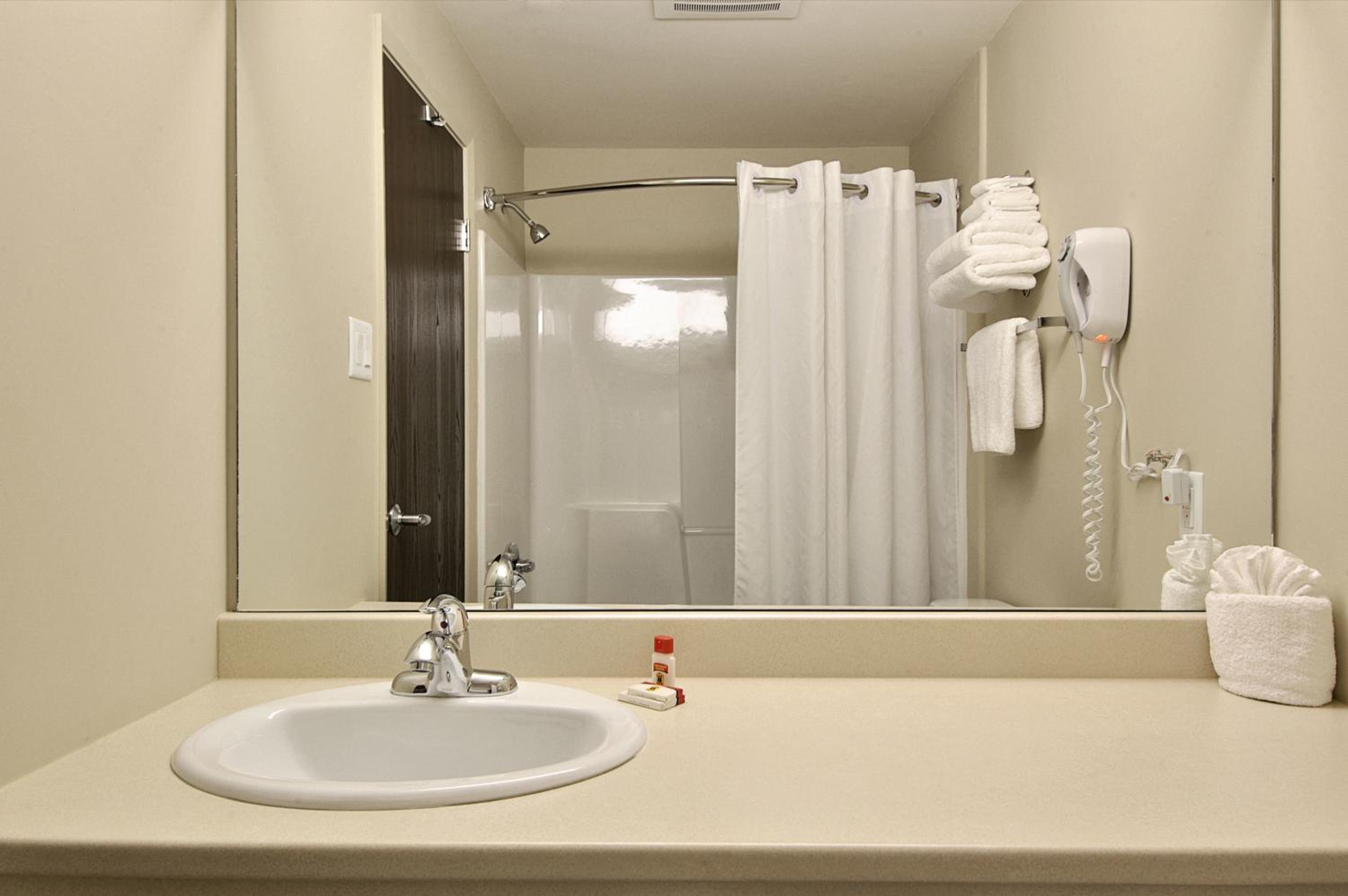 Family Room with 1 Queen Bed and 2 Twin Bunk Beds, Non-Smoking - Photo 4
