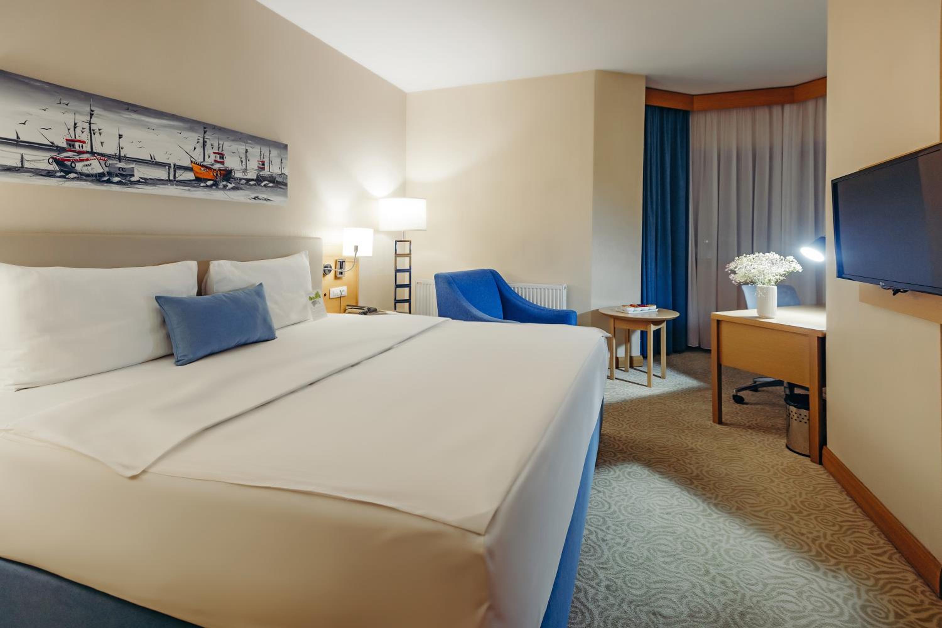 Deluxe Double or Twin Room with City View