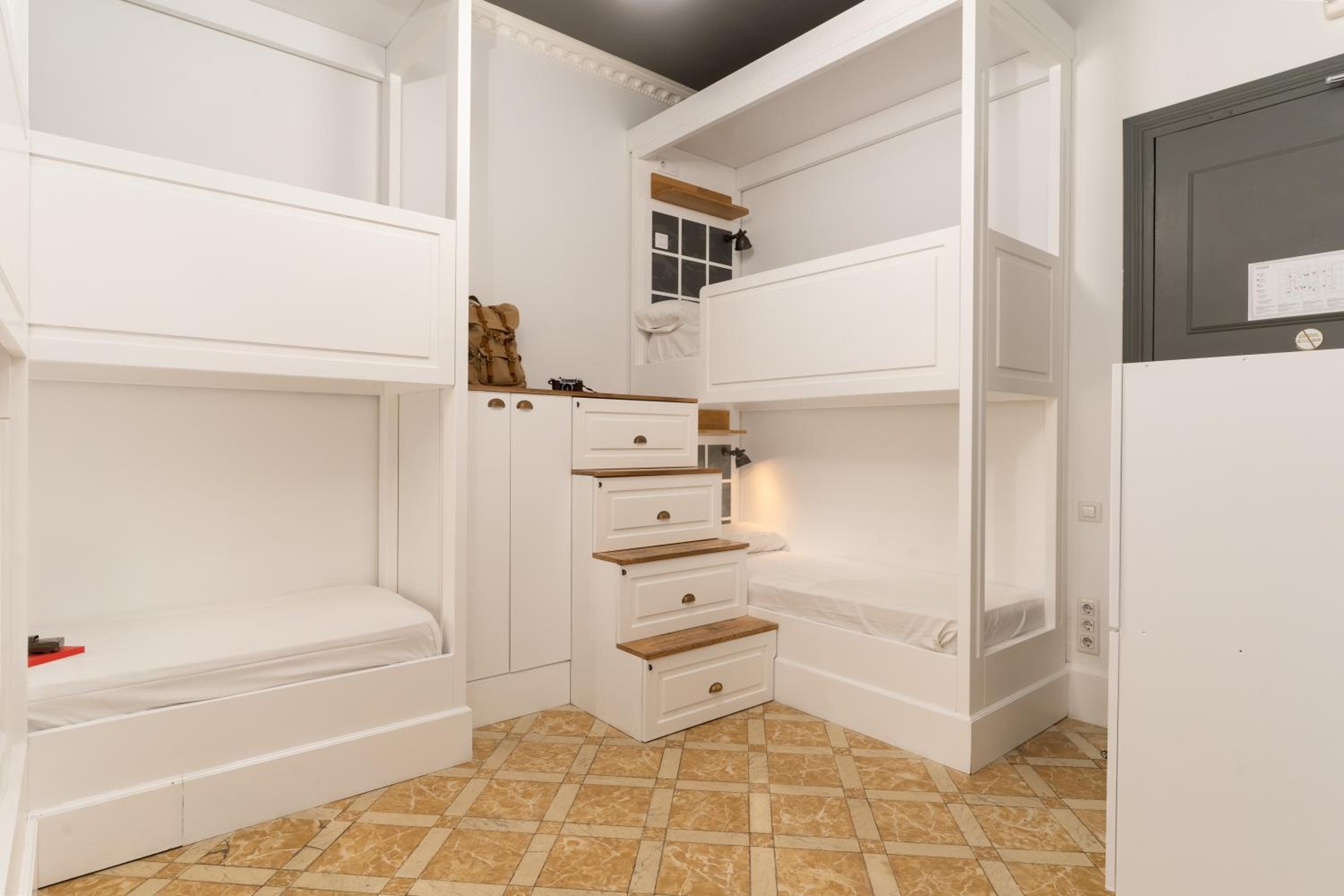 Bed In 6-Bed Indoor Mixed Dormitory Room photo 2