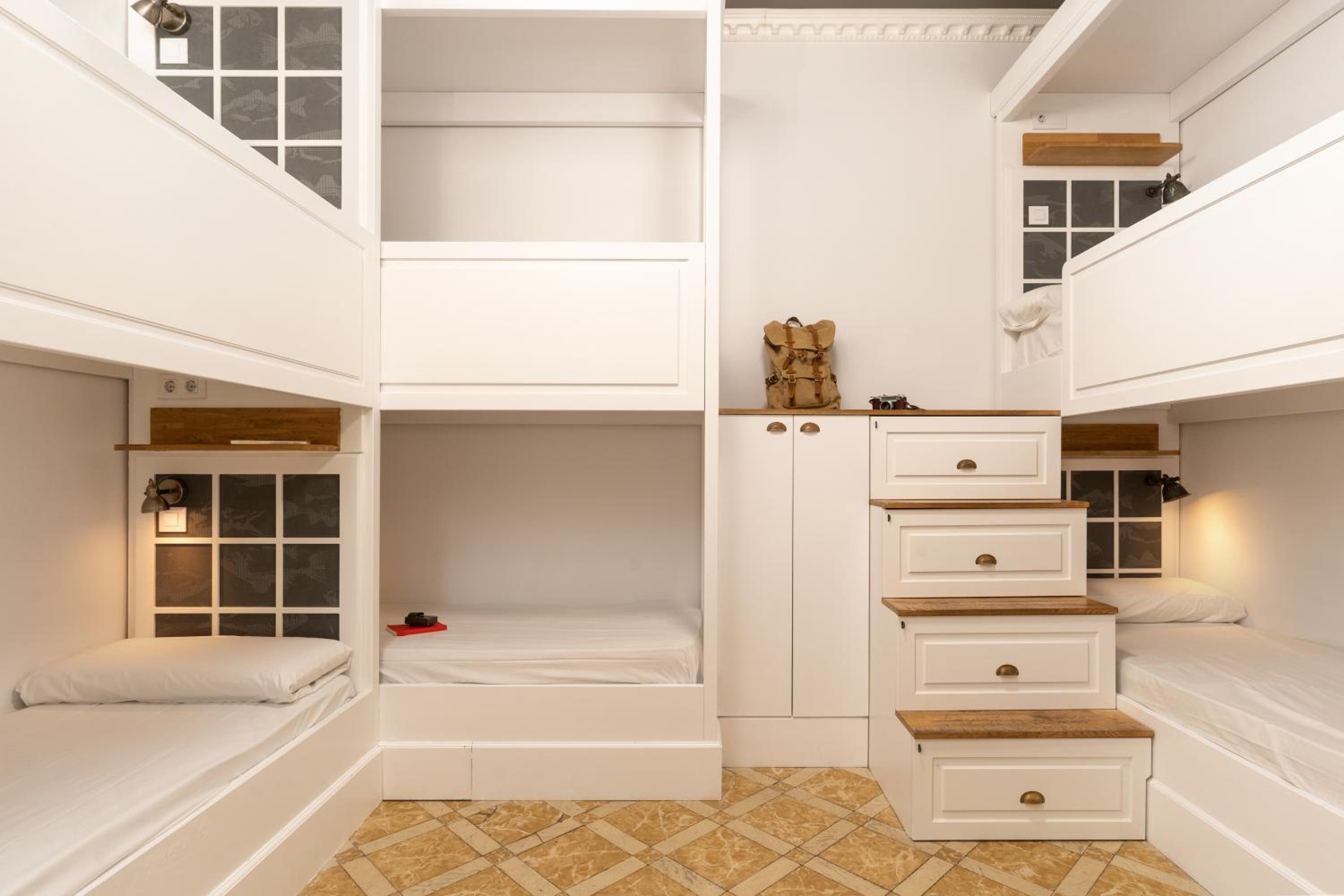 Bed In 6-Bed Indoor Mixed Dormitory Room photo 3