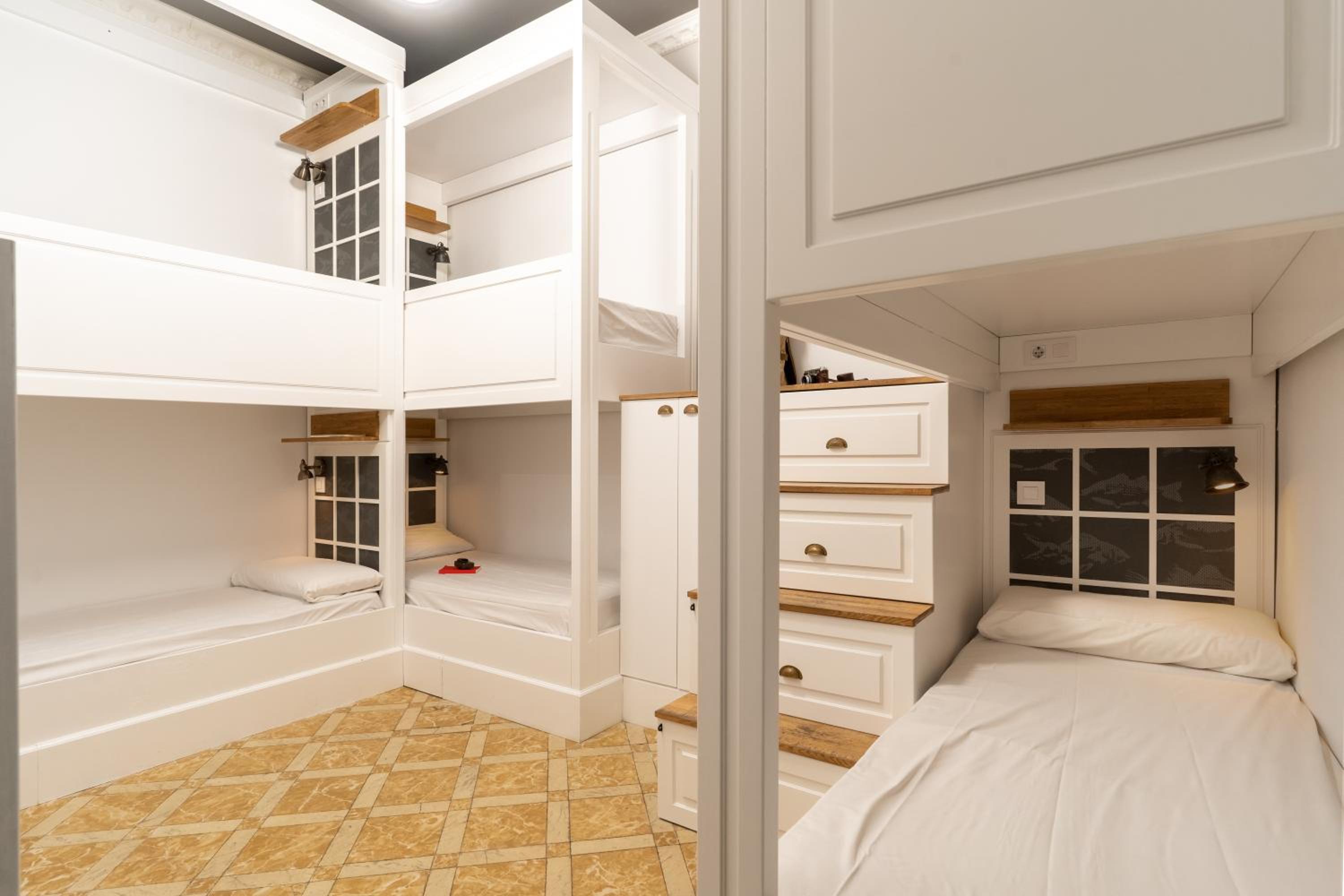 Cama en habitación compartida mixta para 6 personas.