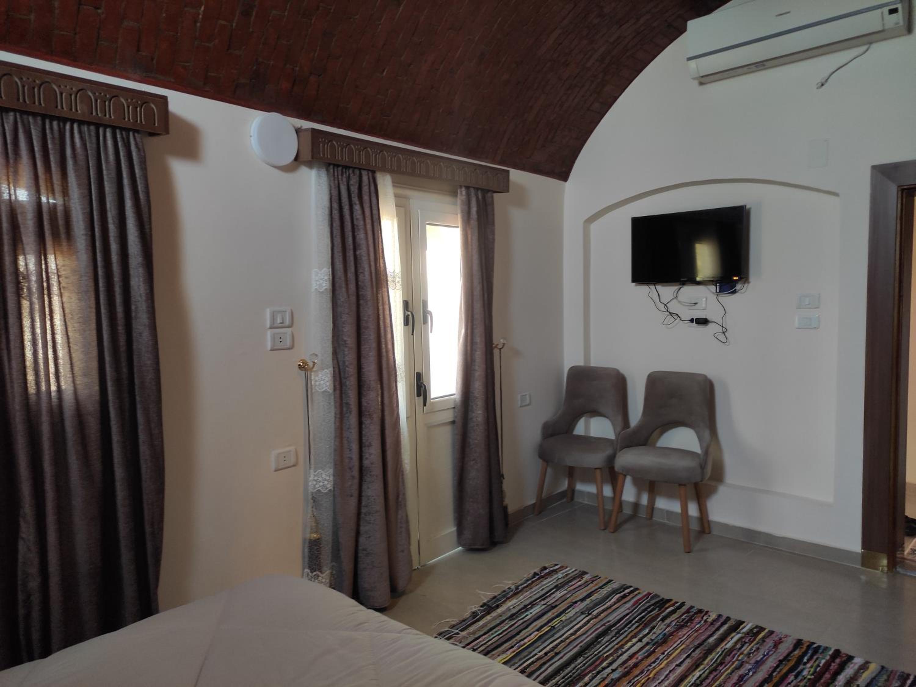 Deluxe King Room - Photo 2