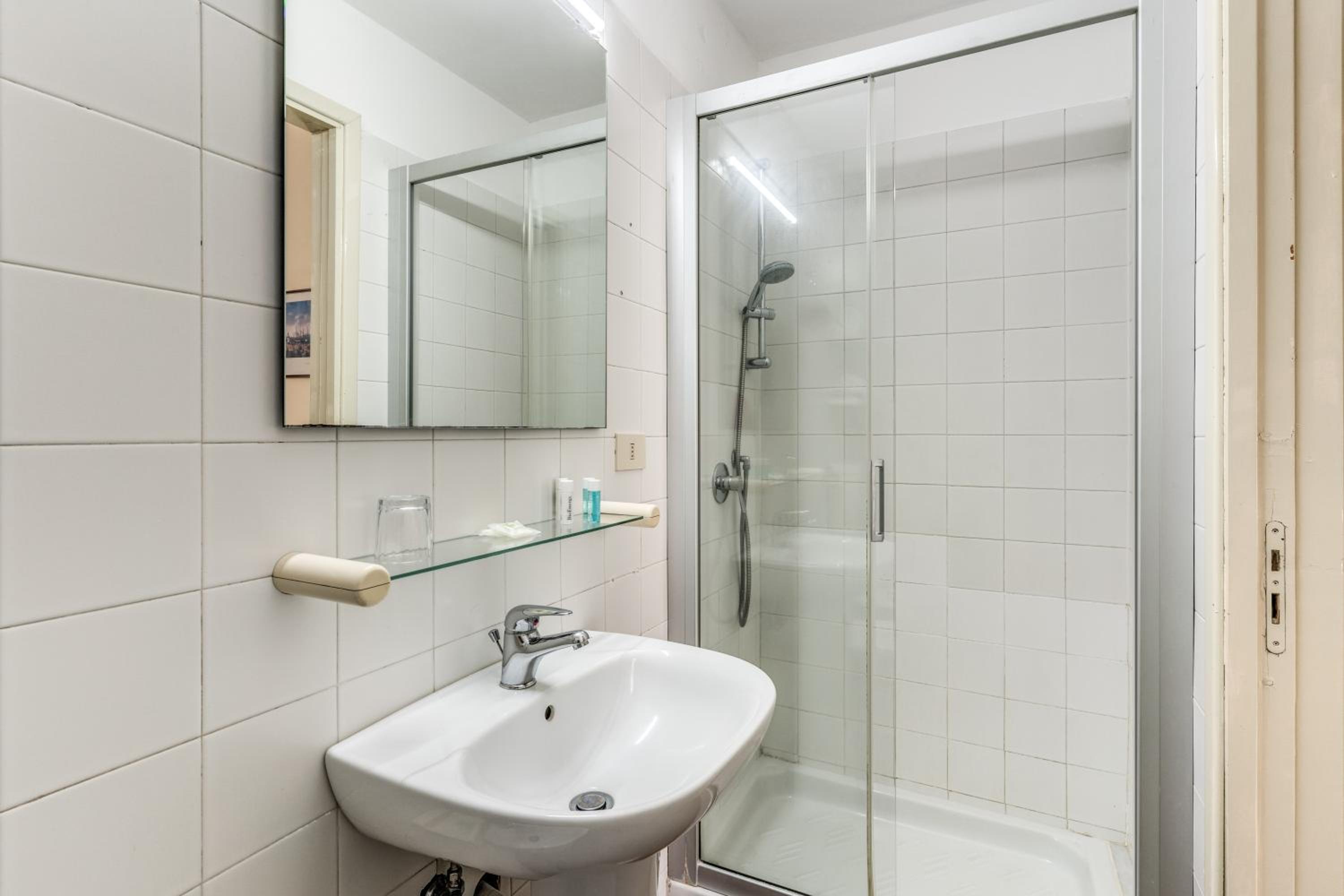 Standard Double Room - Photo 5