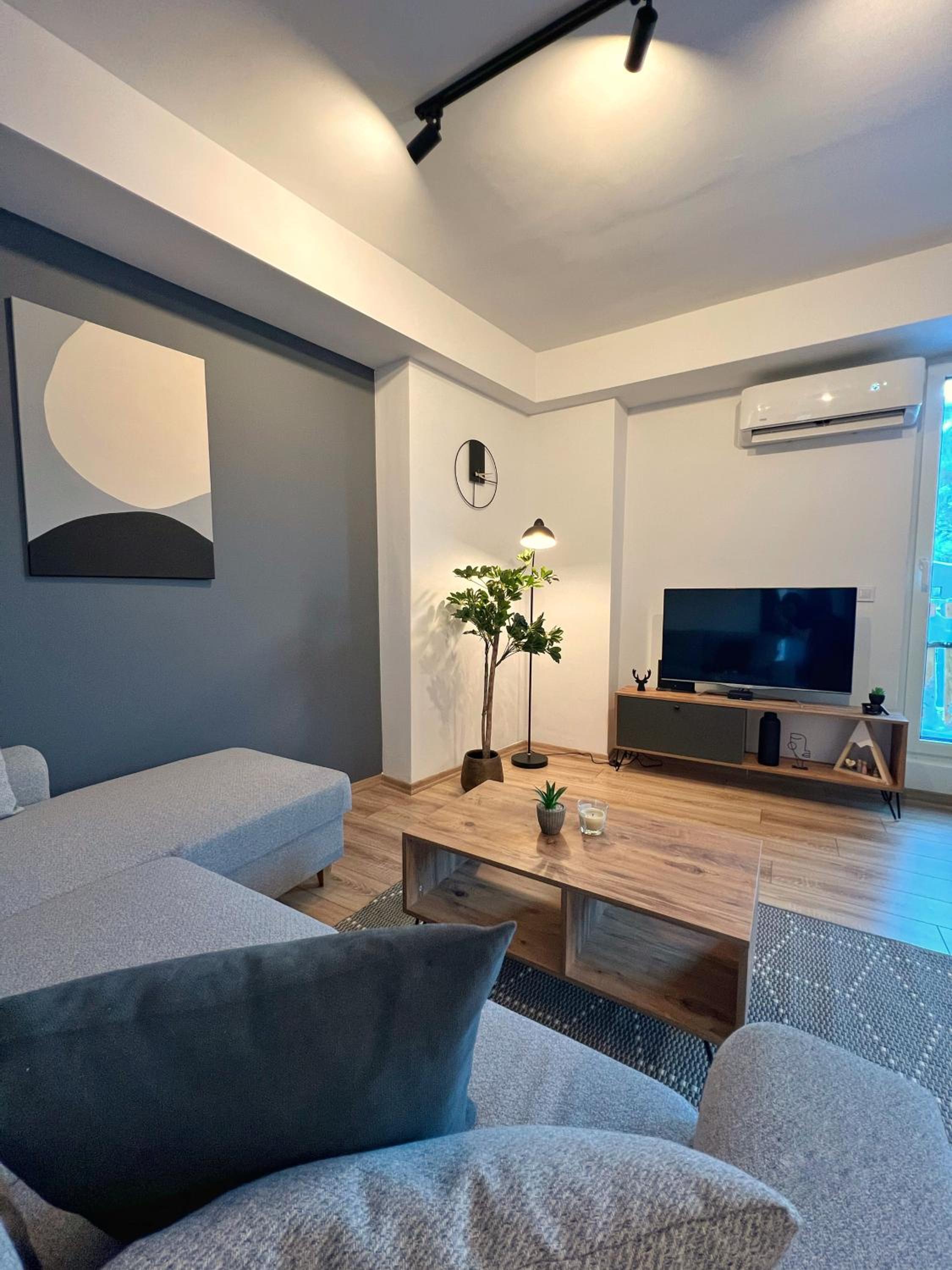 One-Bedroom Apartment photo 1