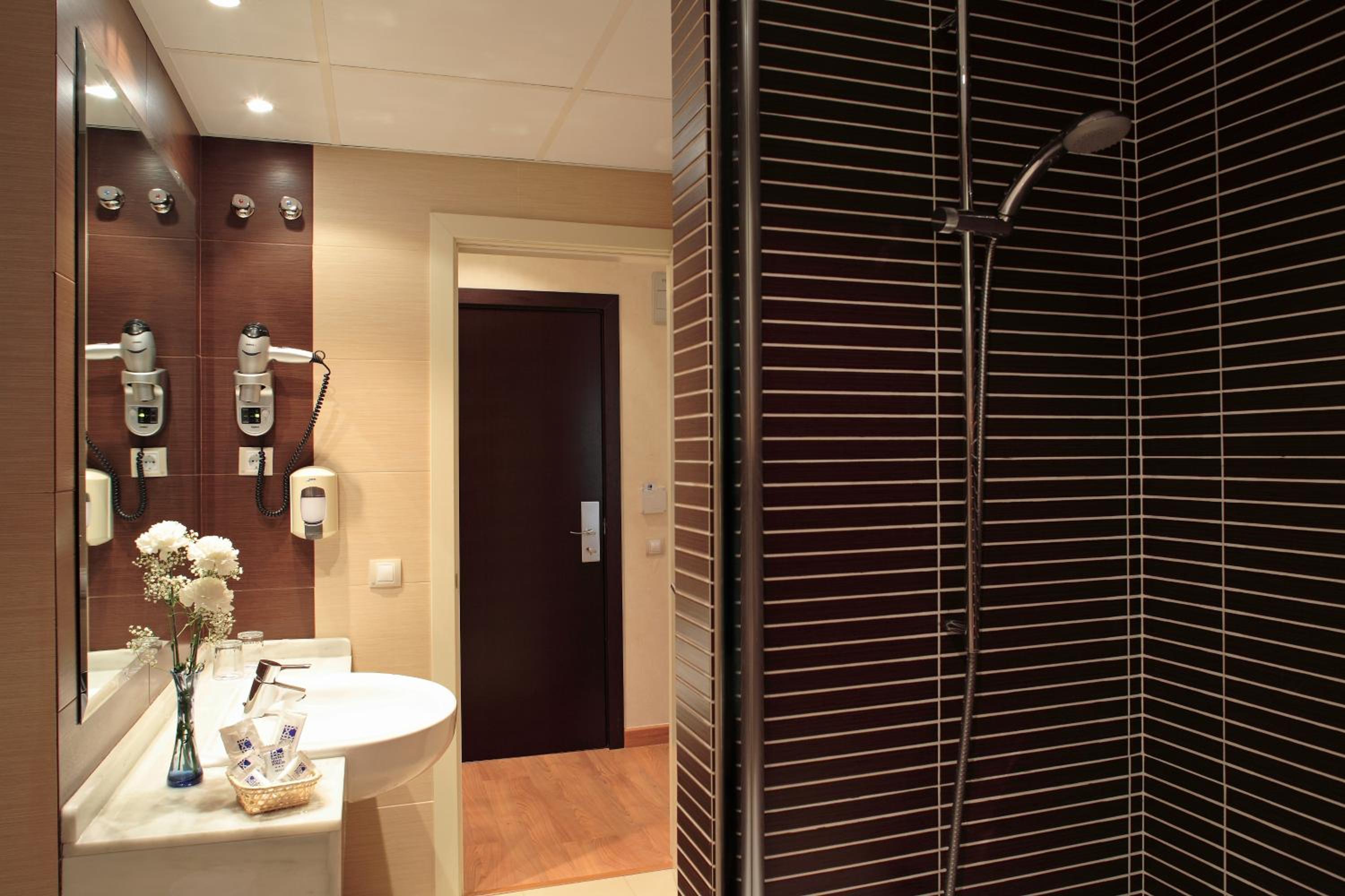 Double or Twin Room - Photo 7