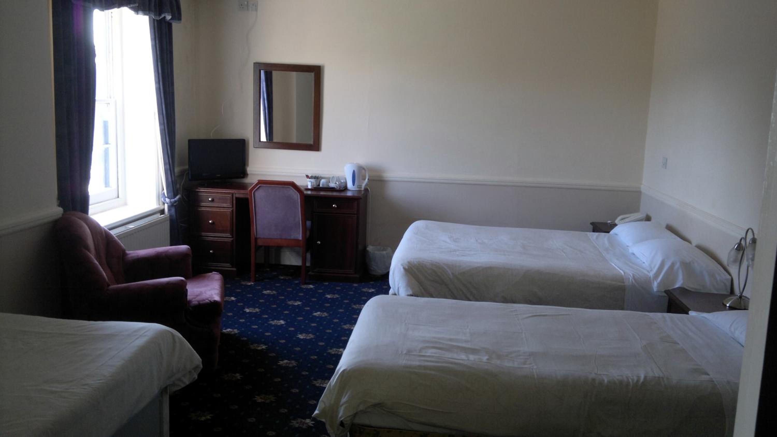 Twin Room with Private Bathroom - Photo 3