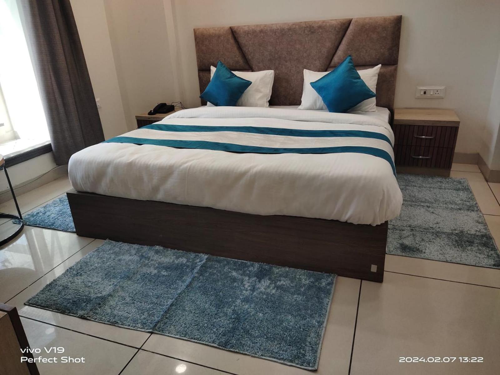 Deluxe Double Room (1 Adult + 1 Child)