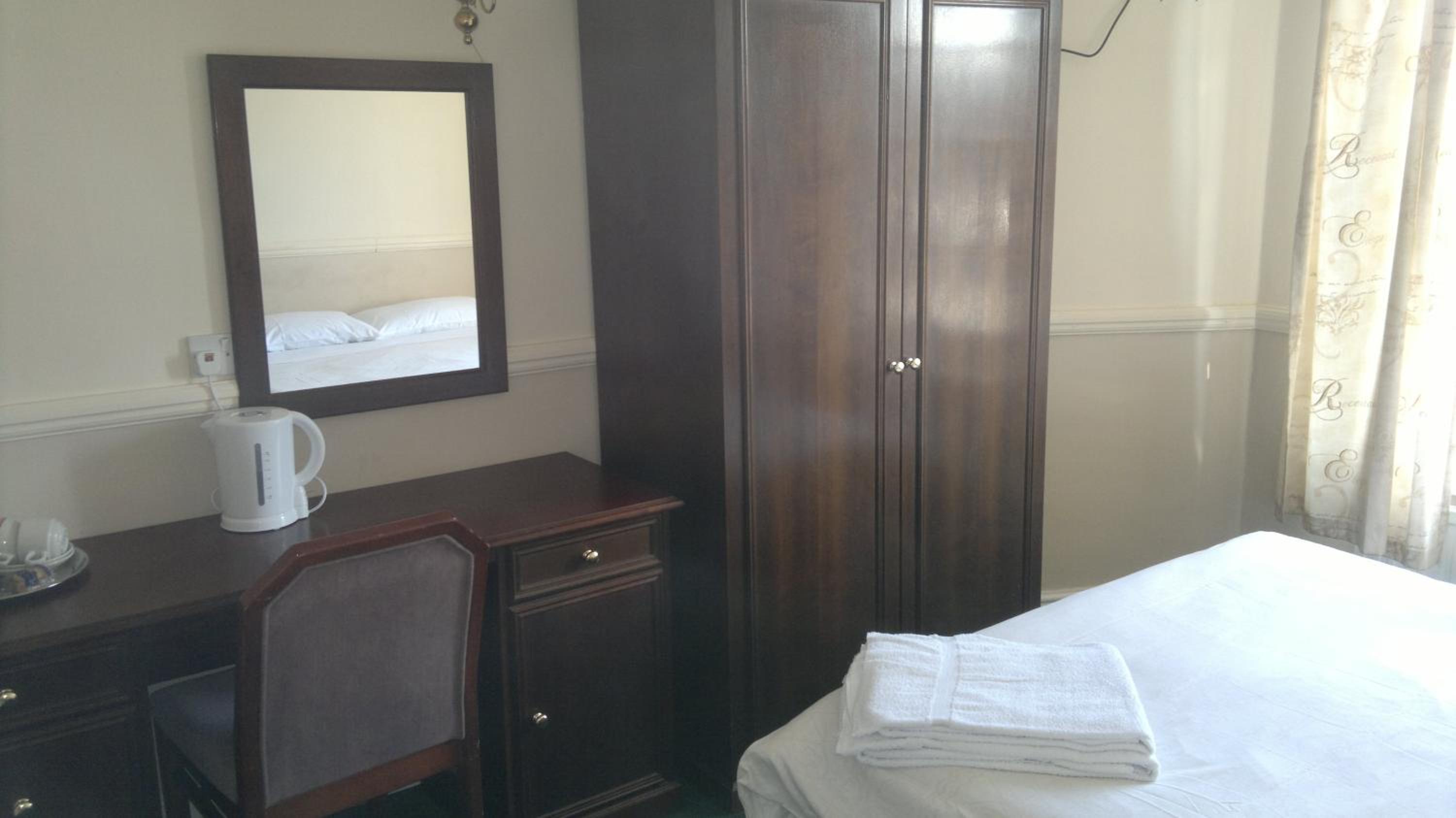 Twin Room with Private Bathroom - Photo 1