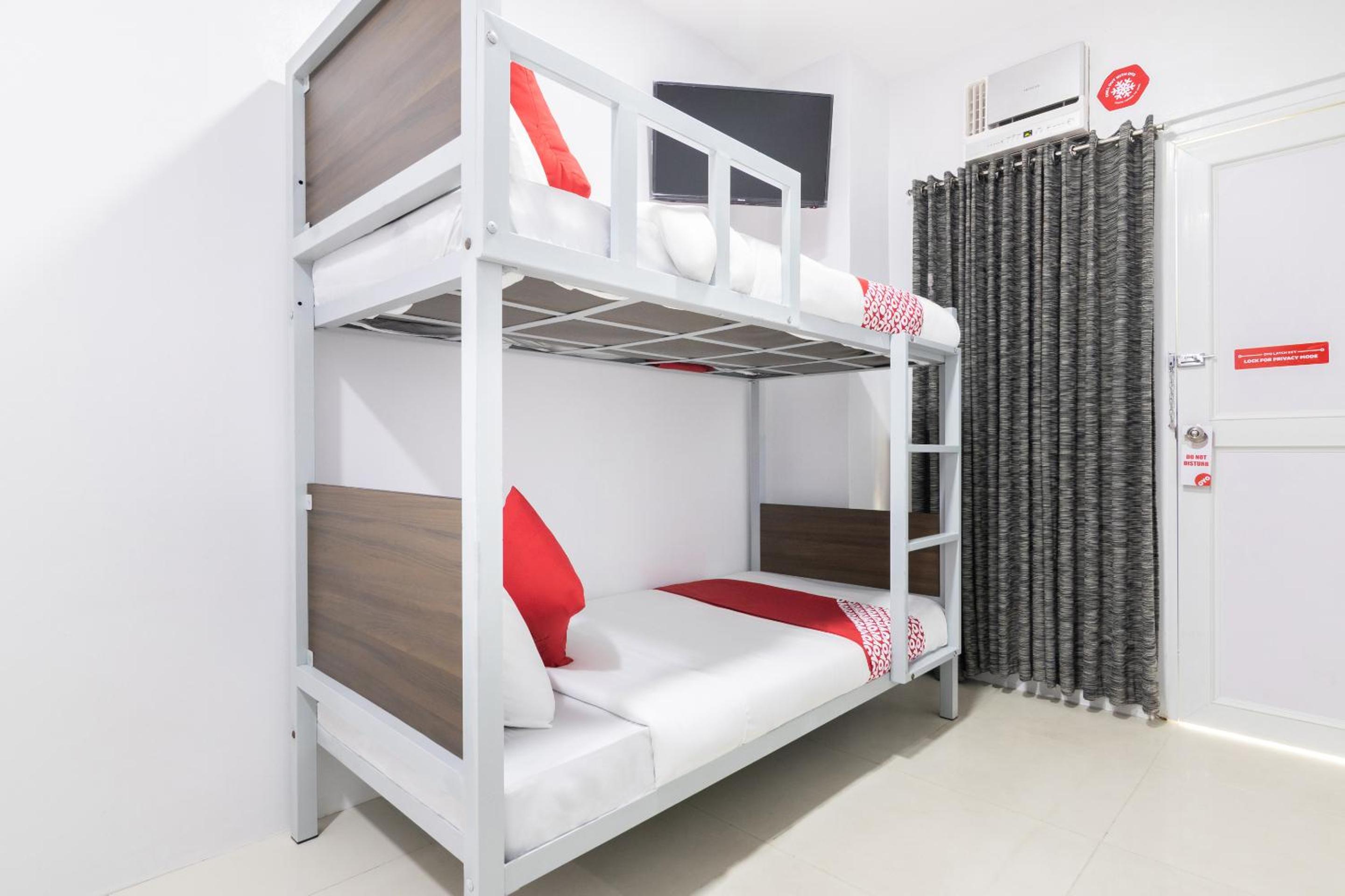 Deluxe Family Suite - Photo 5