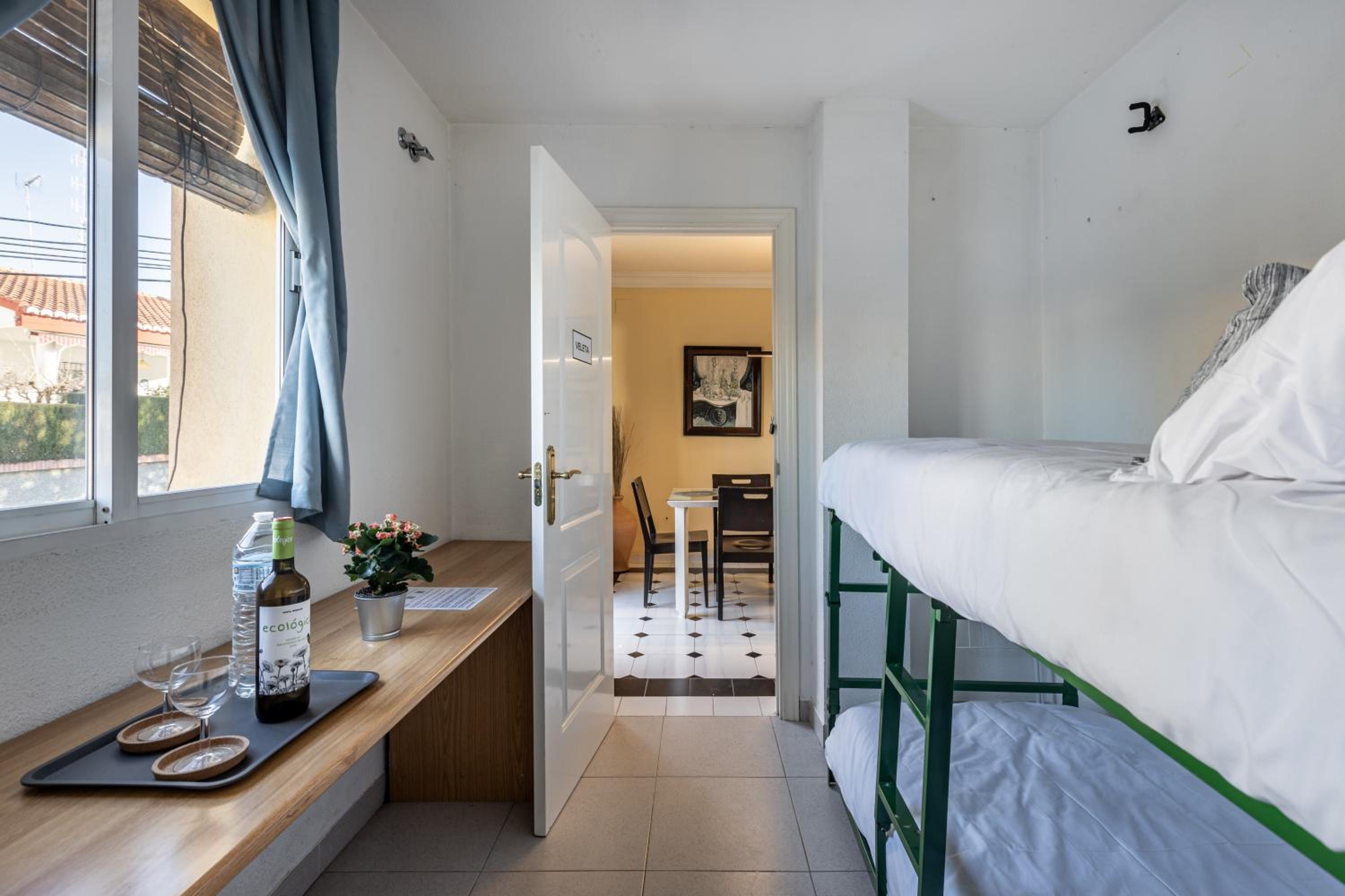 Twin Room with Private Bathroom photo 3