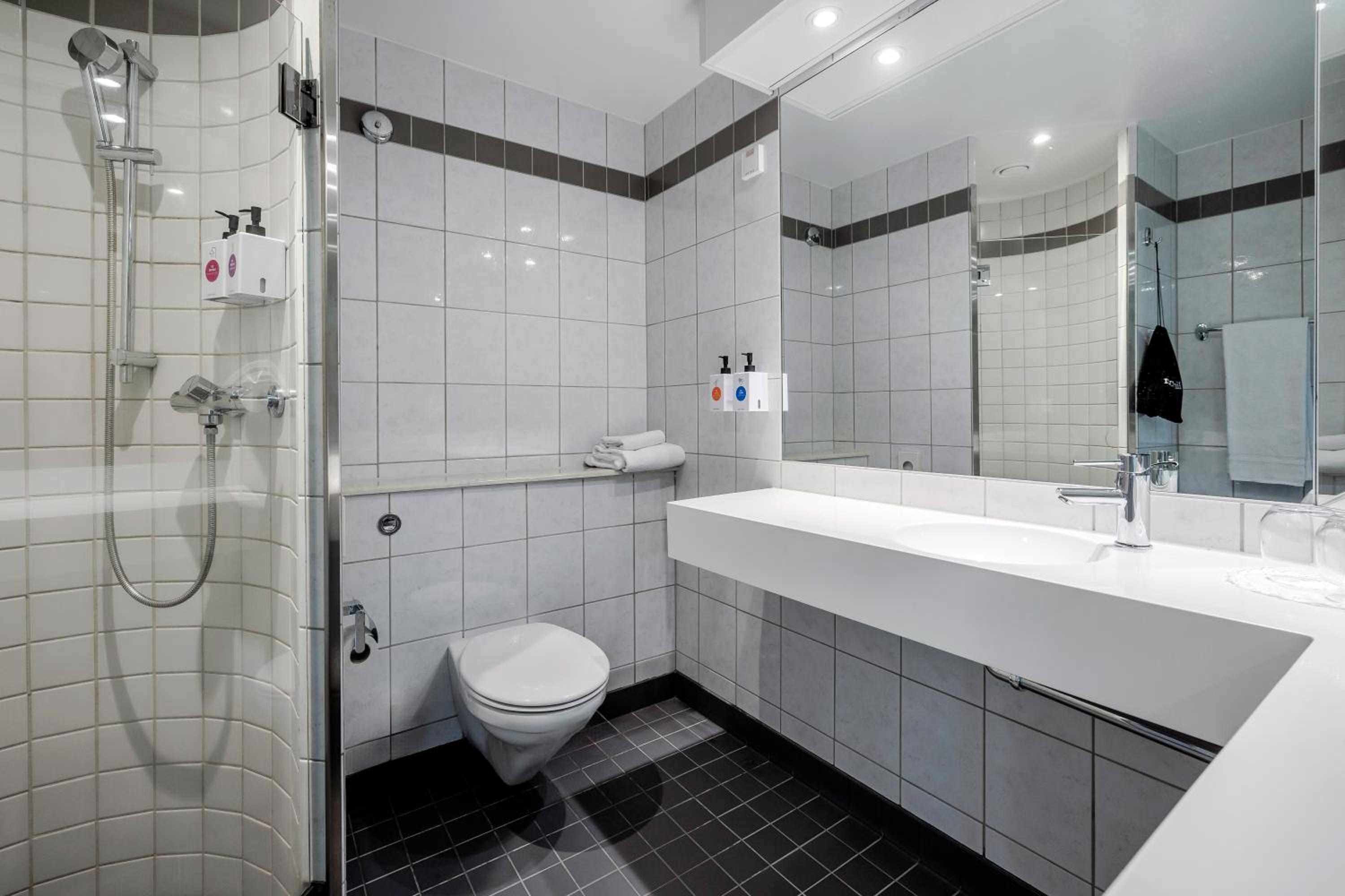 Standard Twin Room - Photo 2