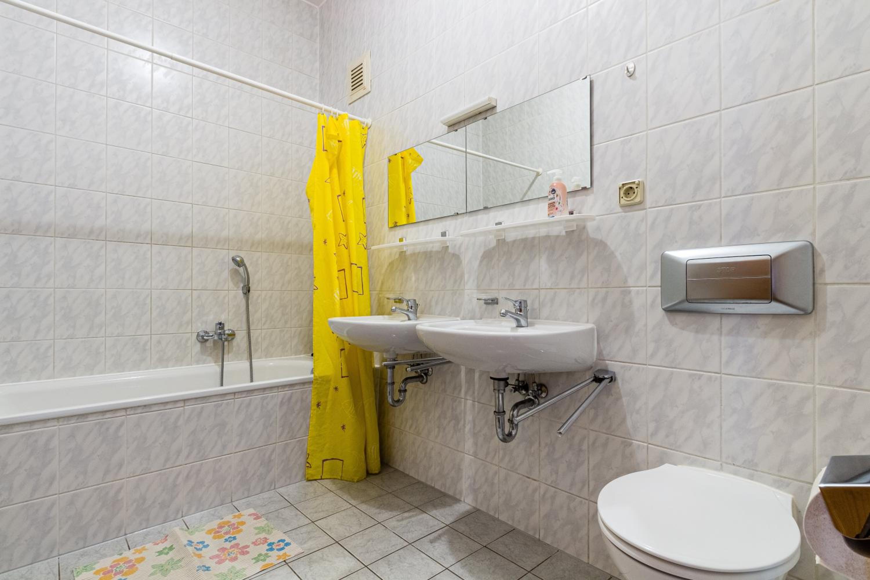Single Room with Bathroom photo 2